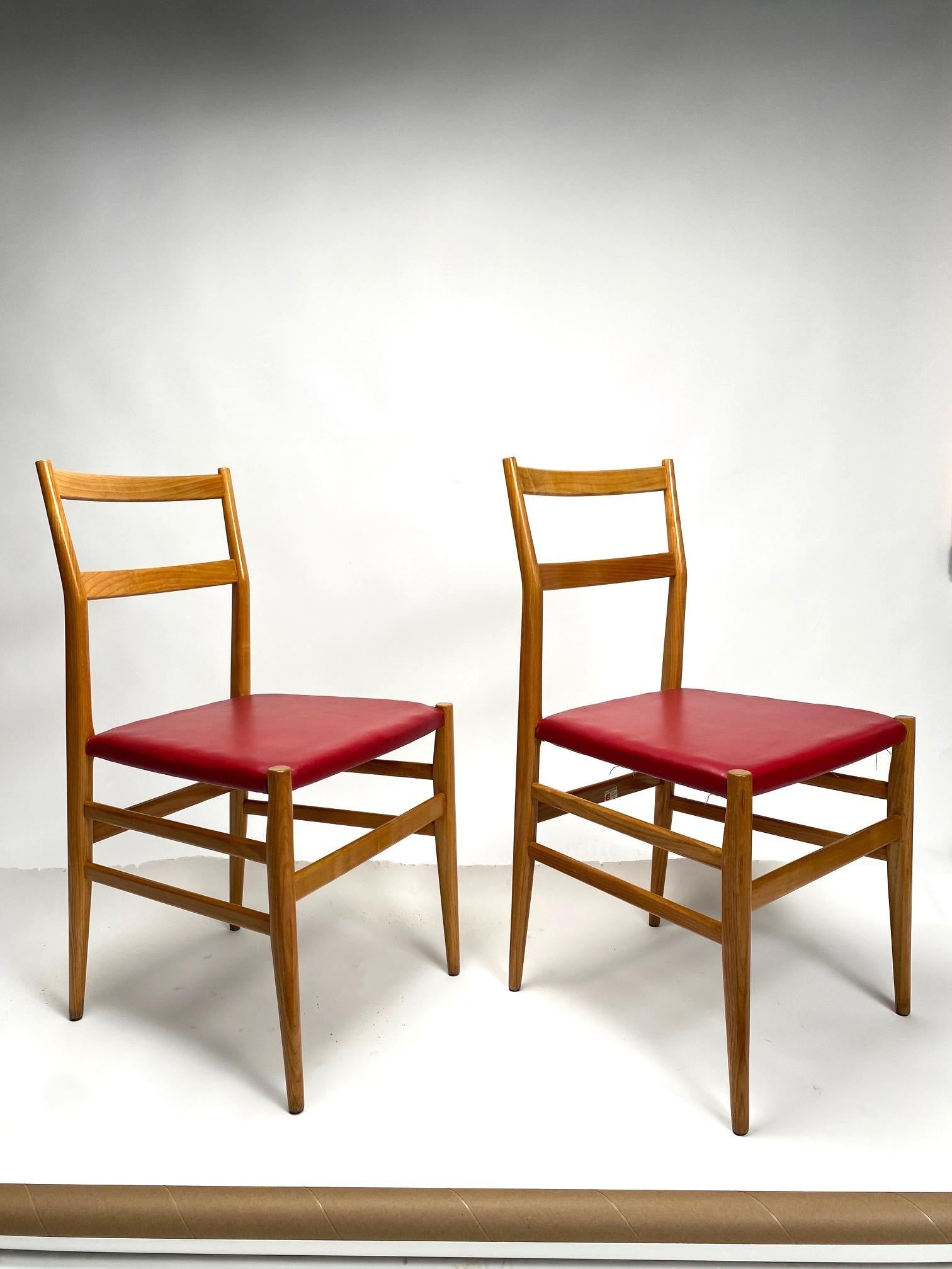 Pair of Leggera chairs in light wood, Gio Ponti, Cassina  (First Edition) For Sale 5