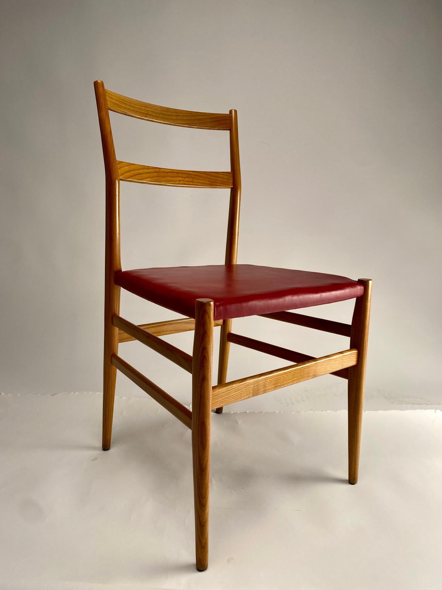 Leggera est la chaise conçue en 1952 par Gio Ponti en collaboration avec Cesare Cassina et les artisans de l'entreprise. Une icône du design Icone qui représente la chaise en bois par excellence, encore très actuelle aujourd'hui.

Eclectique,