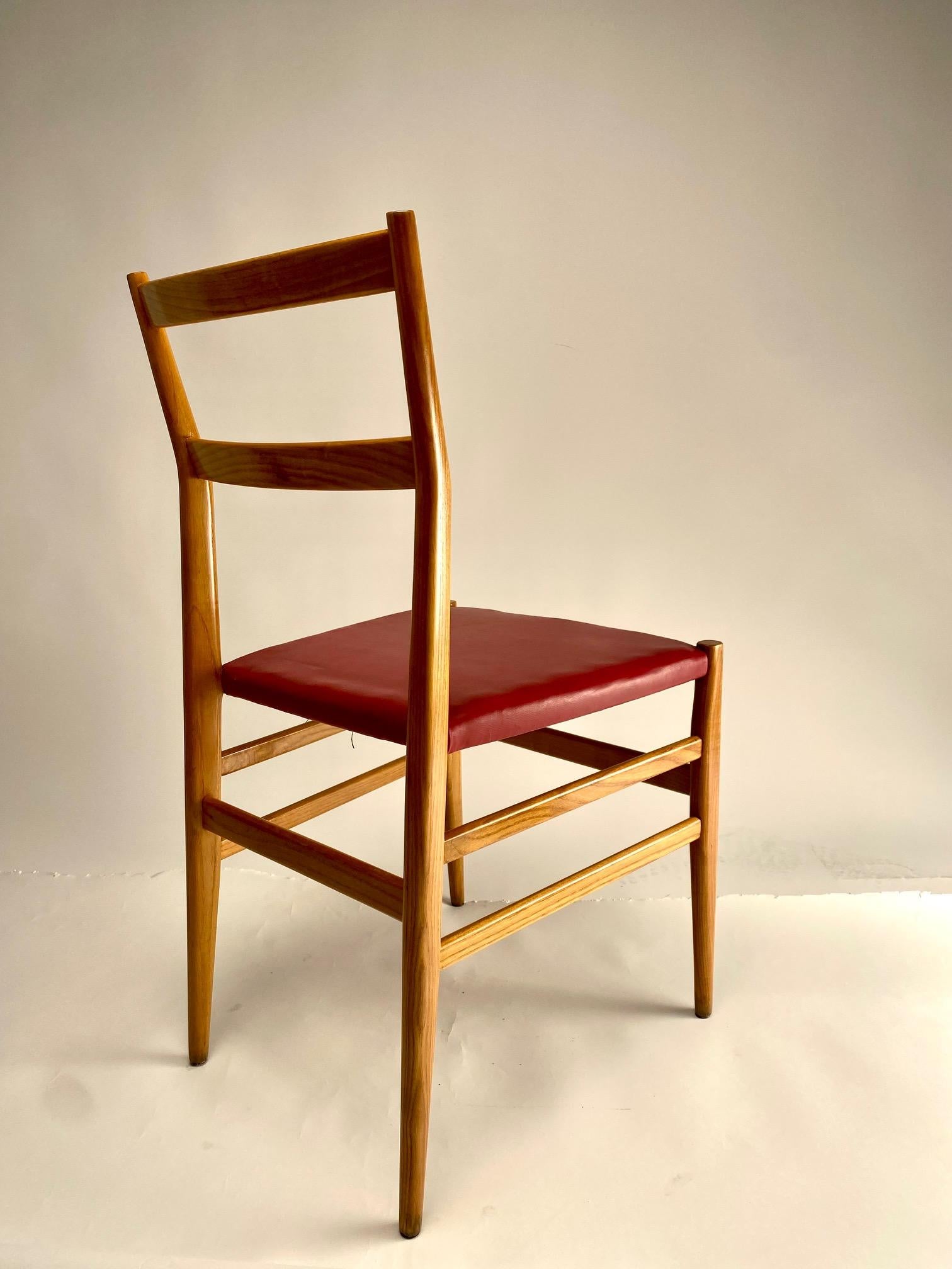 Italian Pair of Leggera chairs in light wood, Gio Ponti, Cassina  (First Edition) For Sale