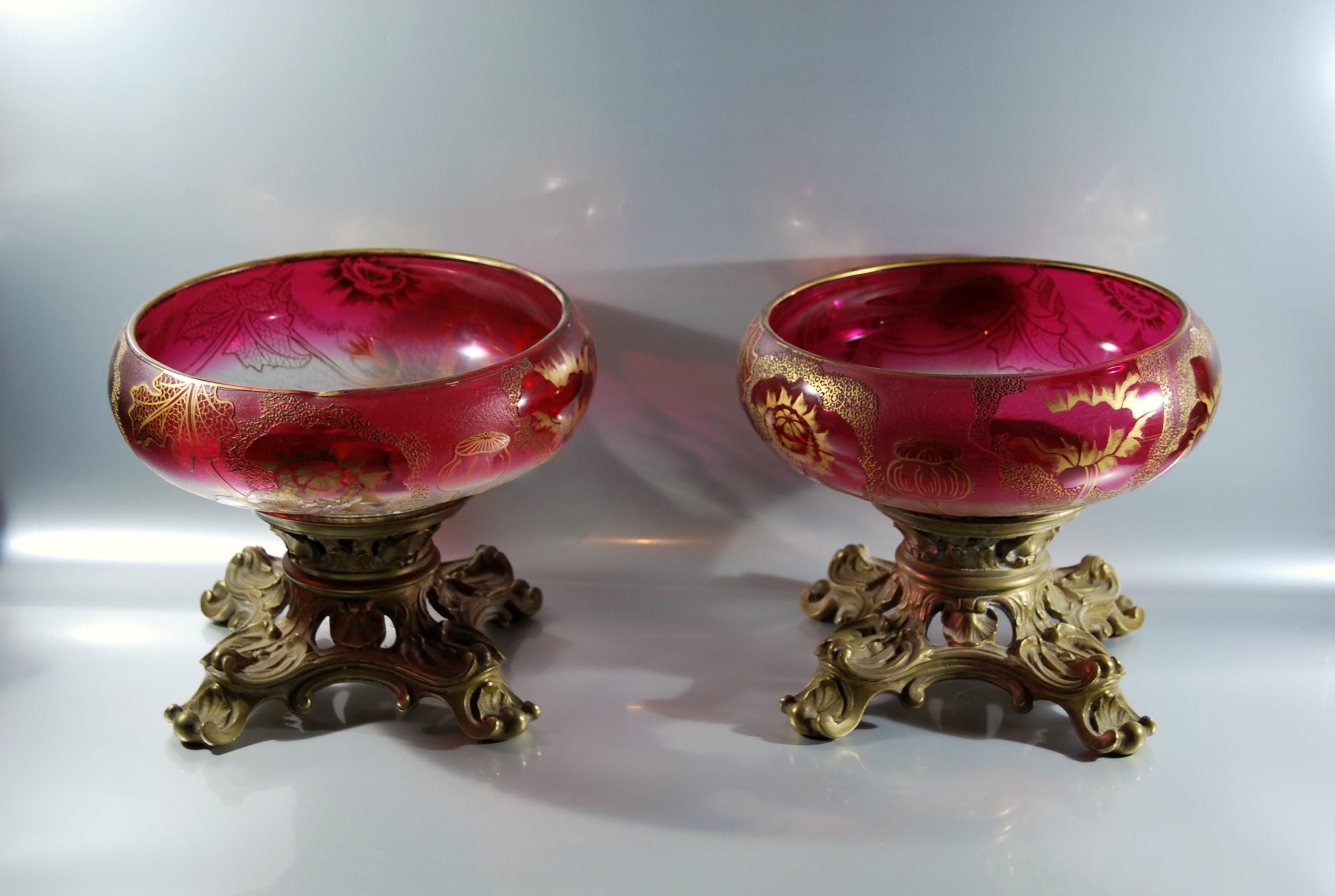 Pair of acid-etched crystal and bronze cups Montjoye de Saint Denis factory for François-Théodore Legras(1839-1916).
Late 19th, 1900
Beautiful bronze frame decorated with shells and very beautiful decoration of poppies cleared with polished and