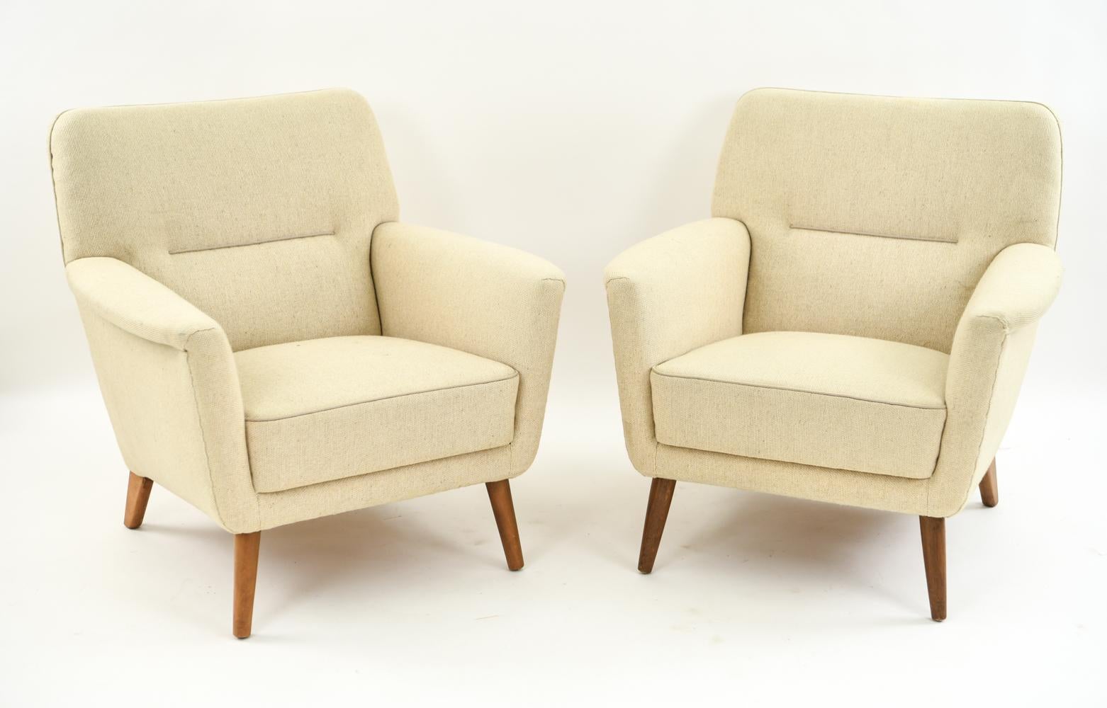 An attractive pair of Danish easy chairs by Leif Hansen in a neutral upholstery. A Classic, modern look from the 1970s.