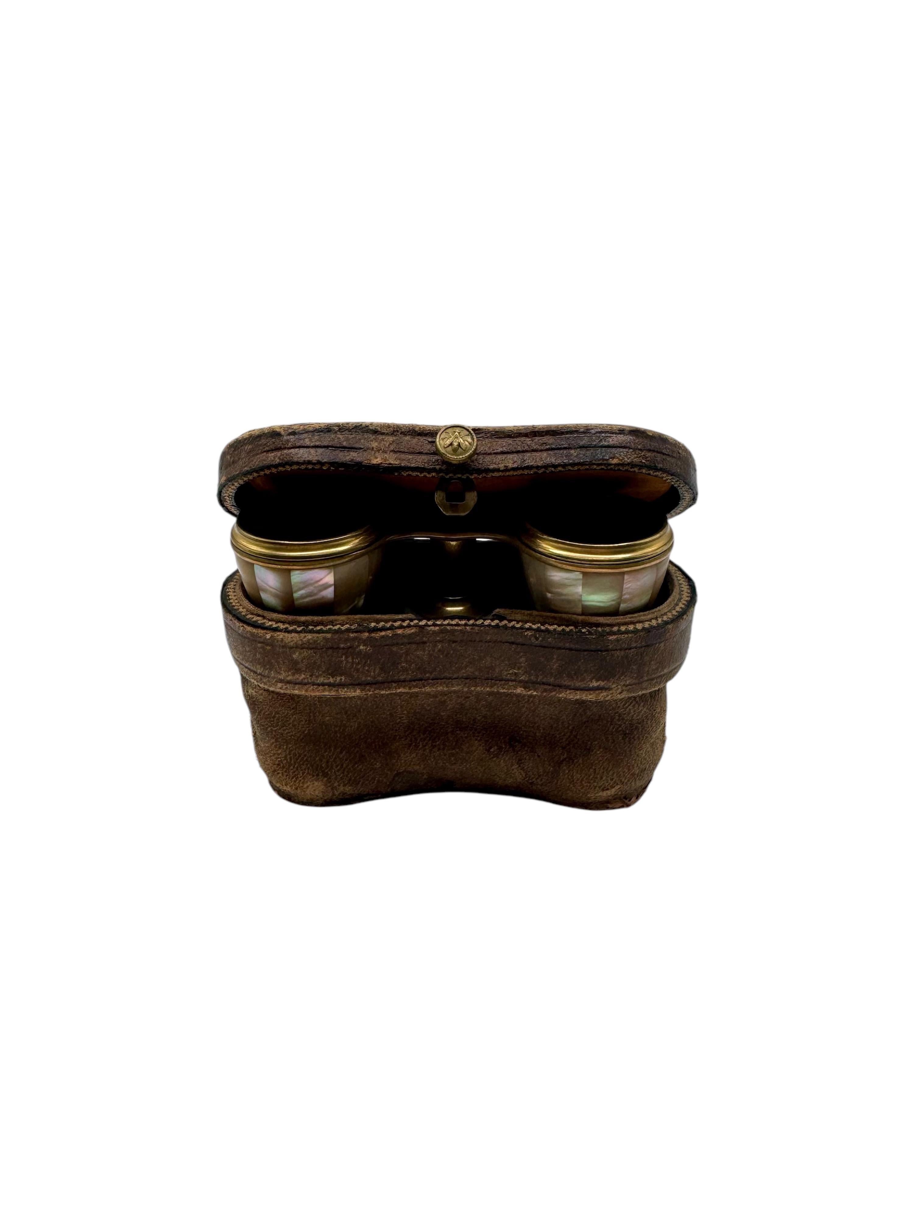 Ein Paar LeMaire Fabt-Operngläser/Binoculars aus Messing und Perlmutt im Angebot 1