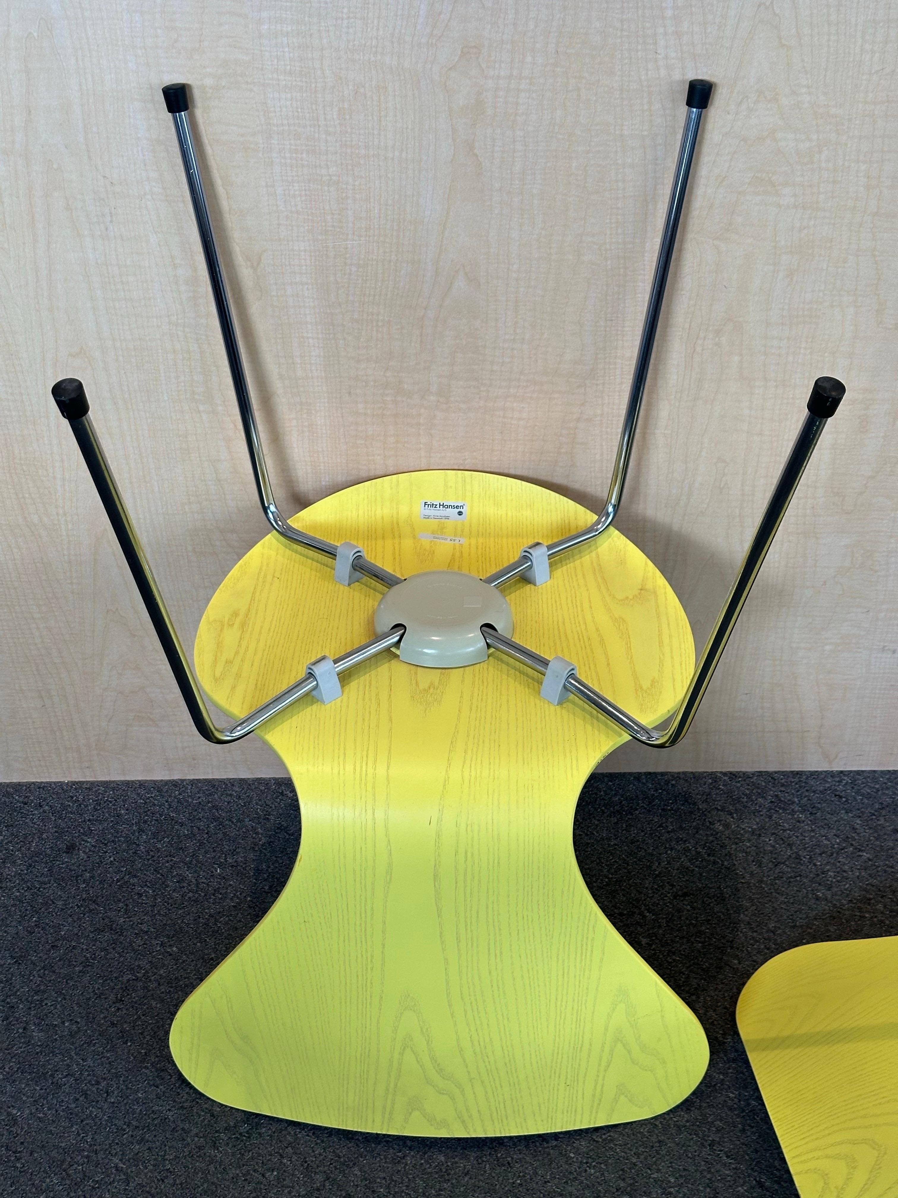 Pair of Lemon/Citron Series 7 Stacking Chairs by Arne Jacobsen for Fritz Hansen For Sale 3