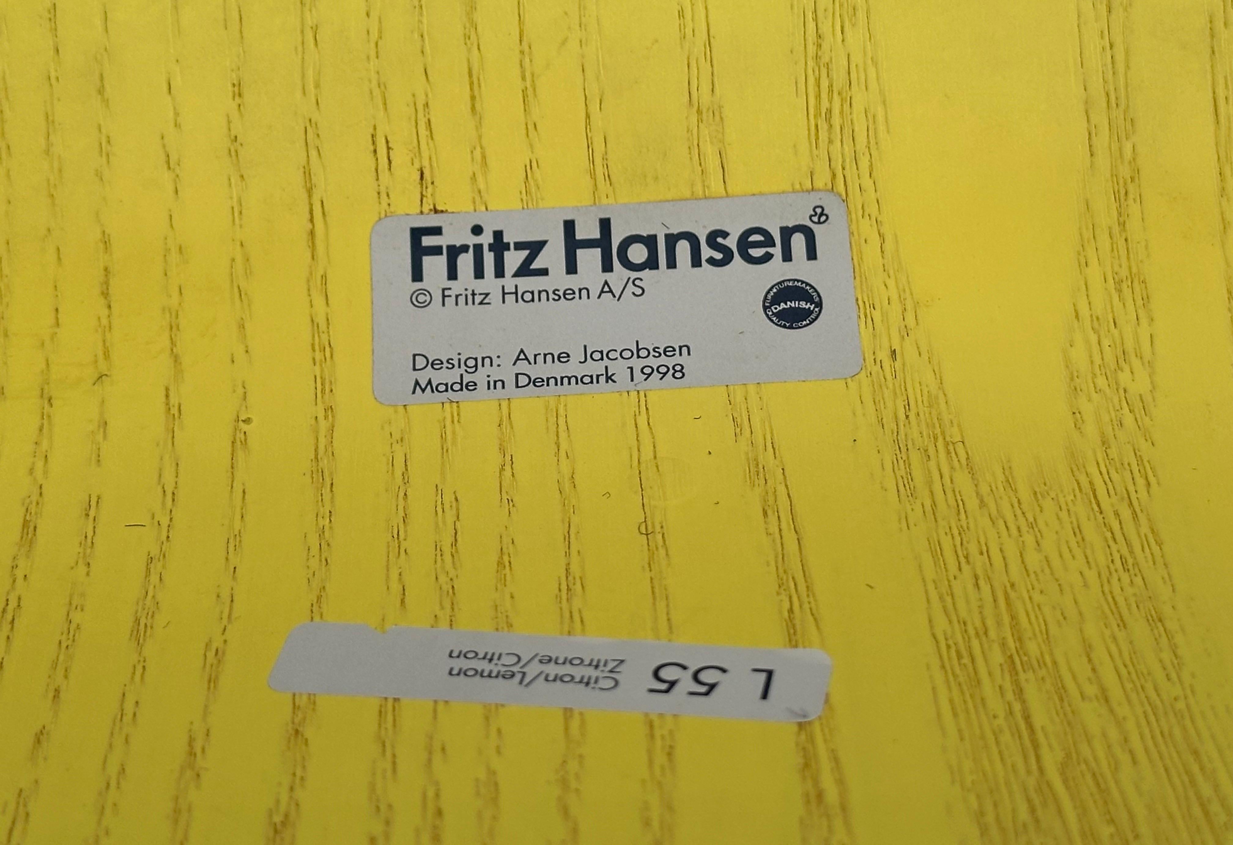 Pair of Lemon/Citron Series 7 Stacking Chairs by Arne Jacobsen for Fritz Hansen For Sale 4