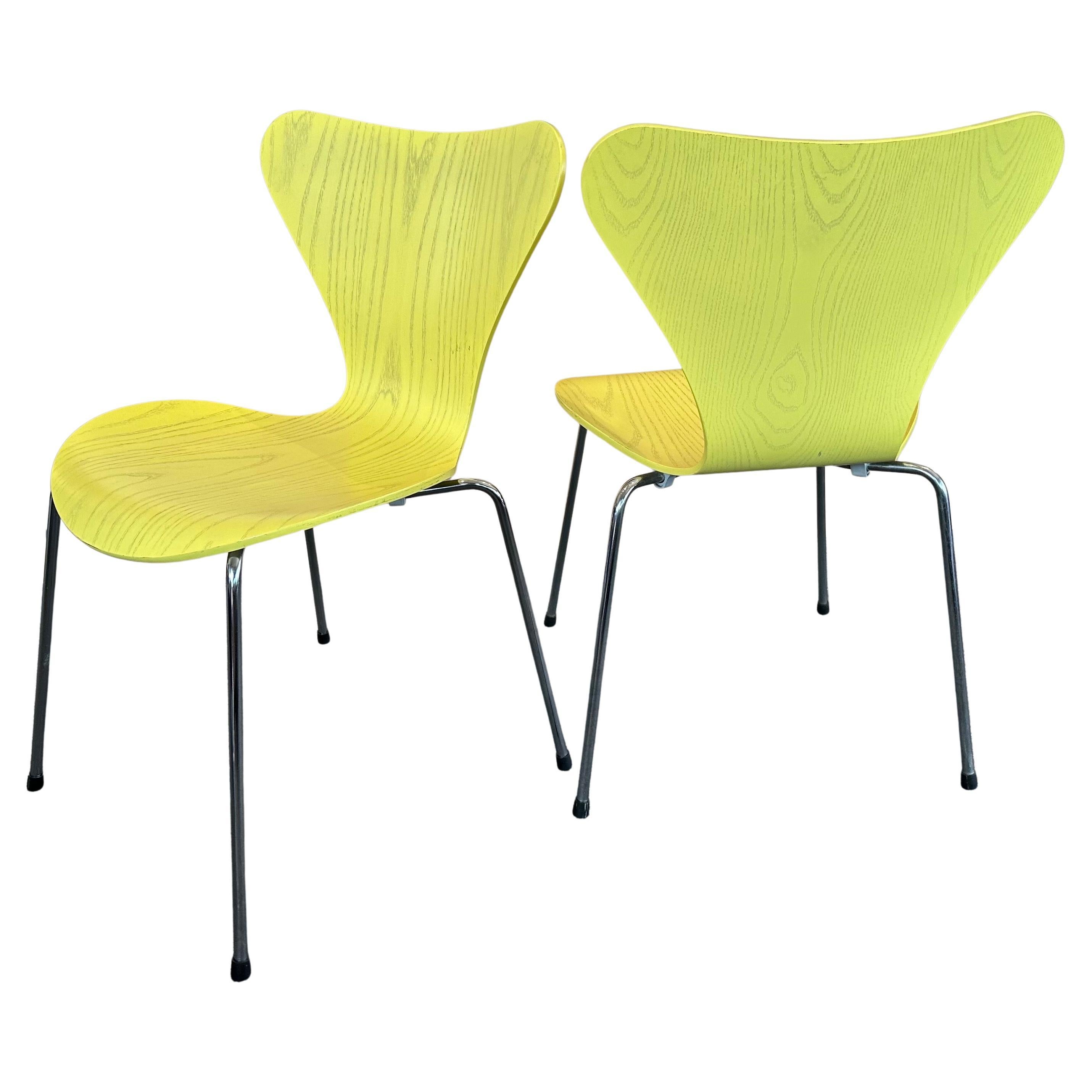 Pair of Lemon/Citron Series 7 Stacking Chairs by Arne Jacobsen for Fritz Hansen For Sale 5