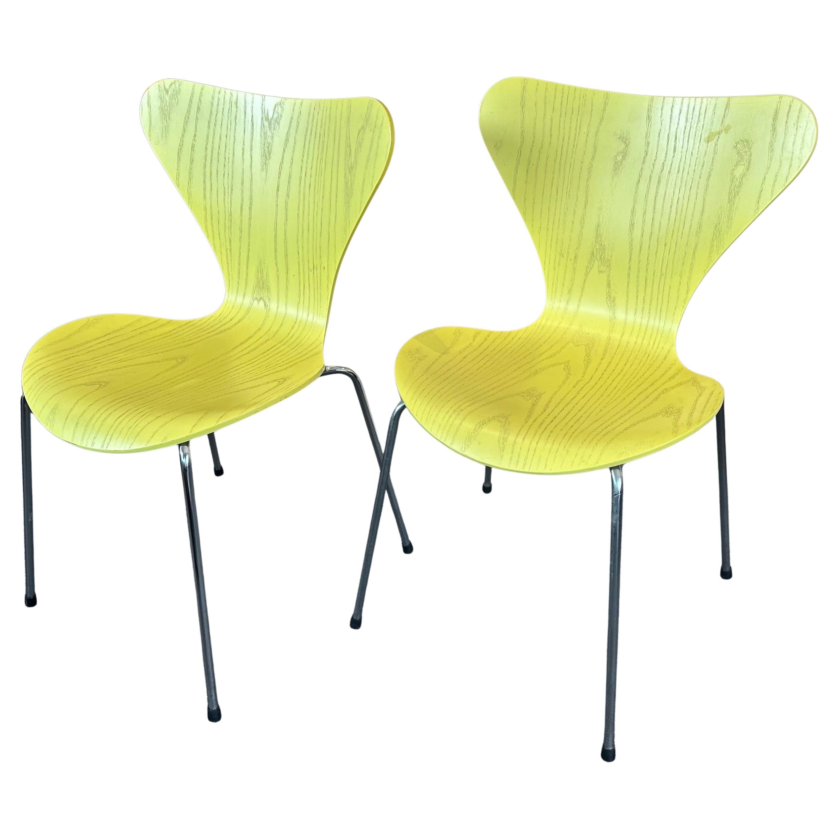 Pair of Arne Jacobsen Series 7 Chairs for Fritz Hansen in Lemon/Citron, circa 1998. A very nice pair in great condition with a great finish that highlights the wood grain.  Each chair measures approximately 19