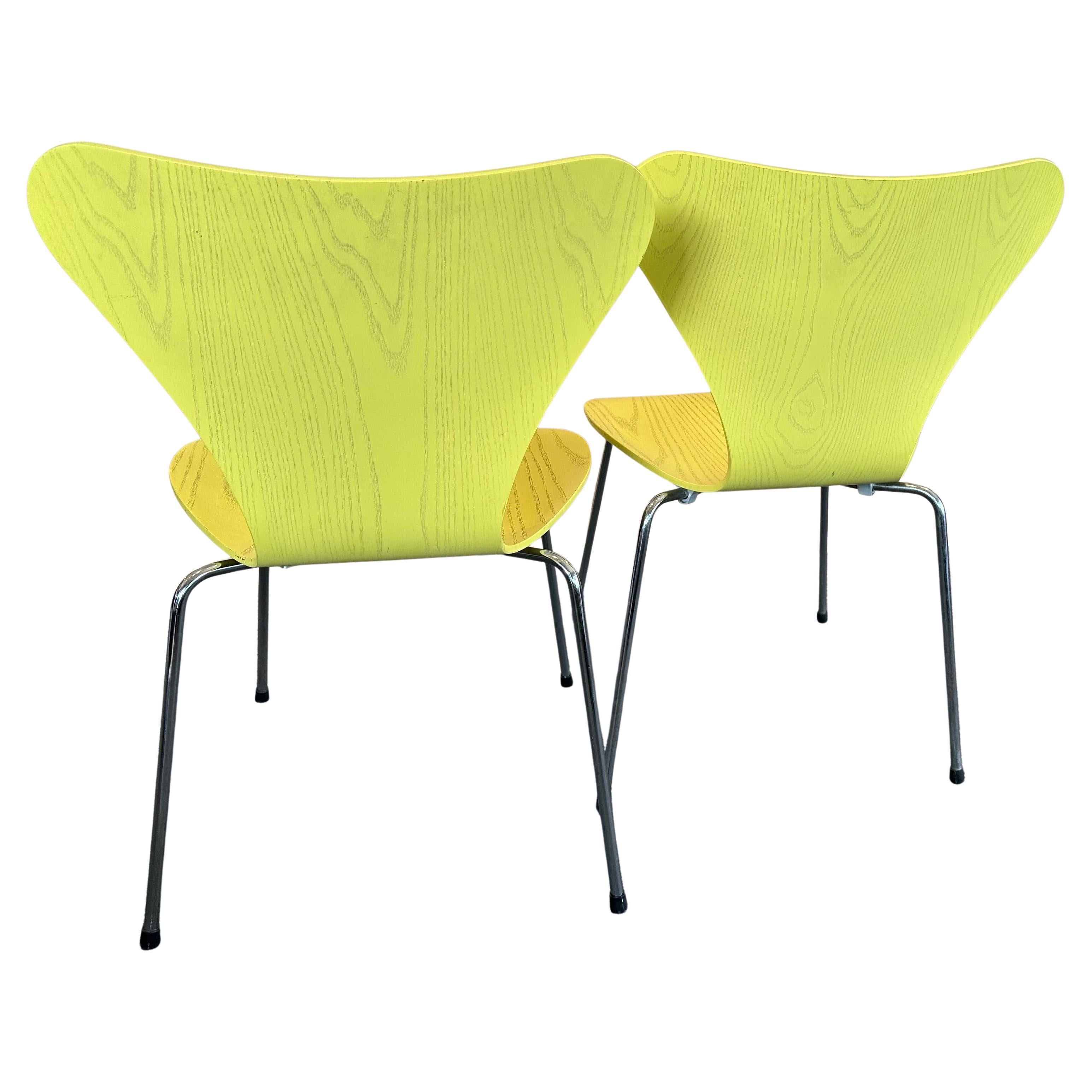 Scandinavian Modern Pair of Lemon/Citron Series 7 Stacking Chairs by Arne Jacobsen for Fritz Hansen For Sale