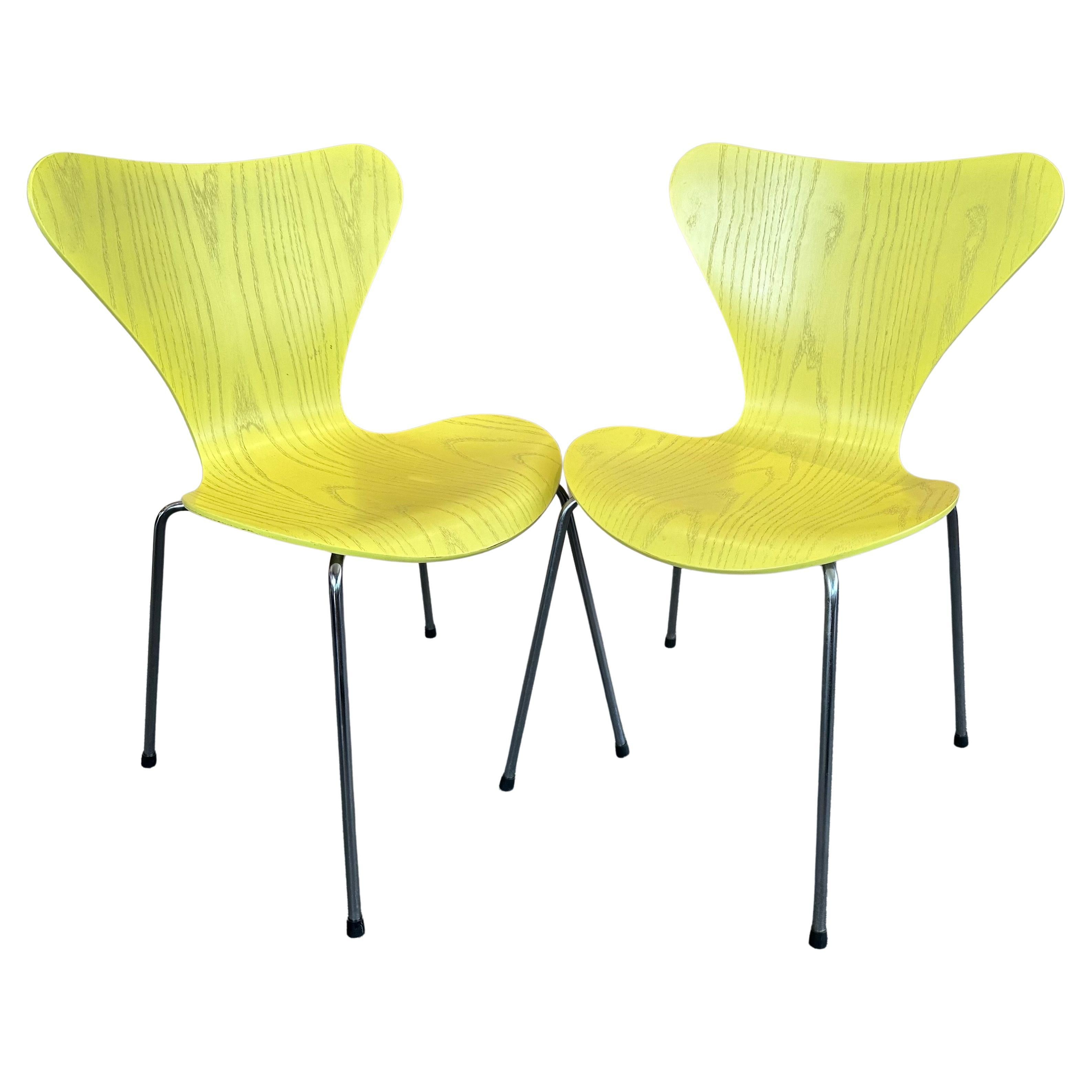 20th Century Pair of Lemon/Citron Series 7 Stacking Chairs by Arne Jacobsen for Fritz Hansen For Sale