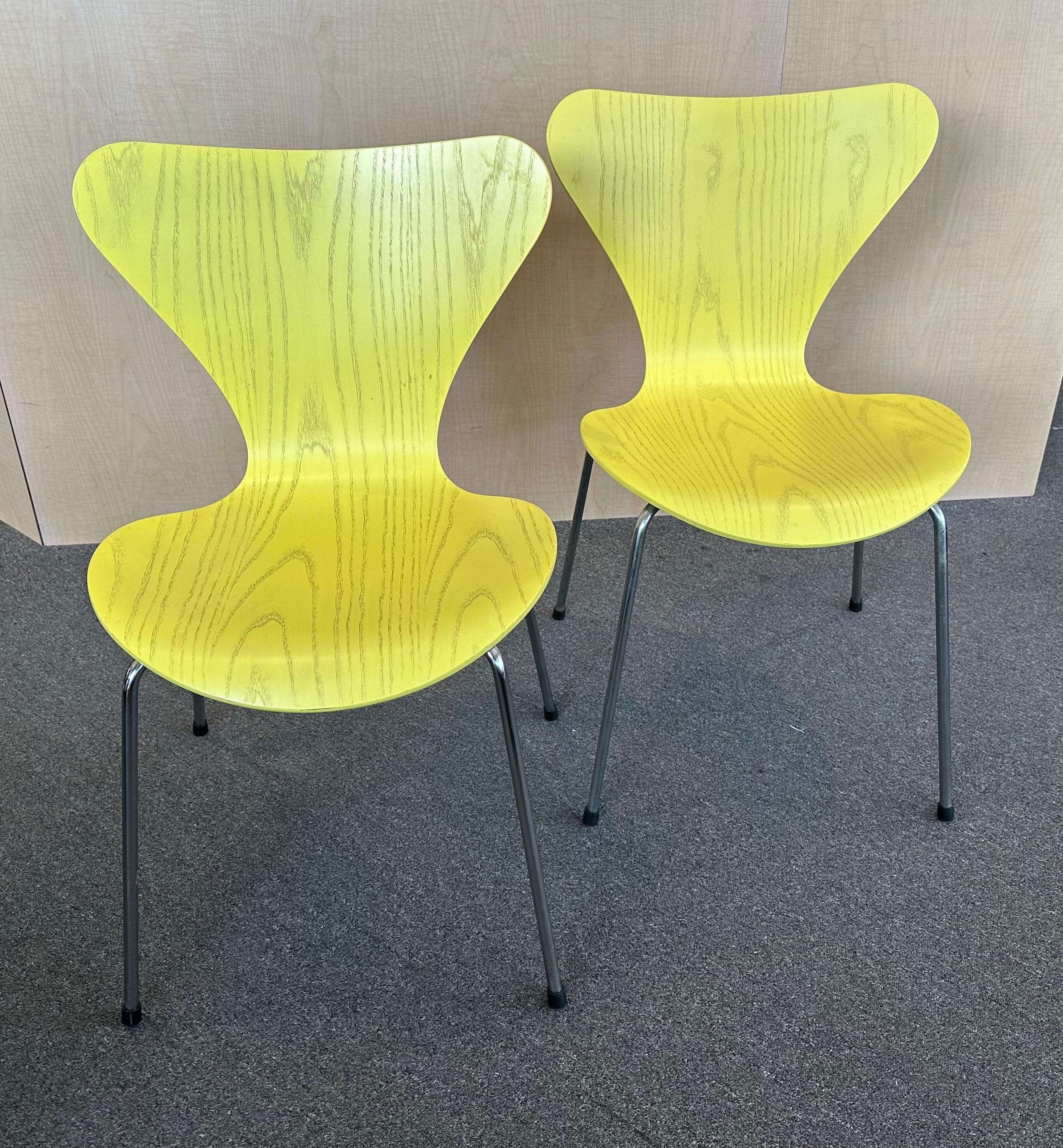 Pair of Lemon/Citron Series 7 Stacking Chairs by Arne Jacobsen for Fritz Hansen For Sale 1