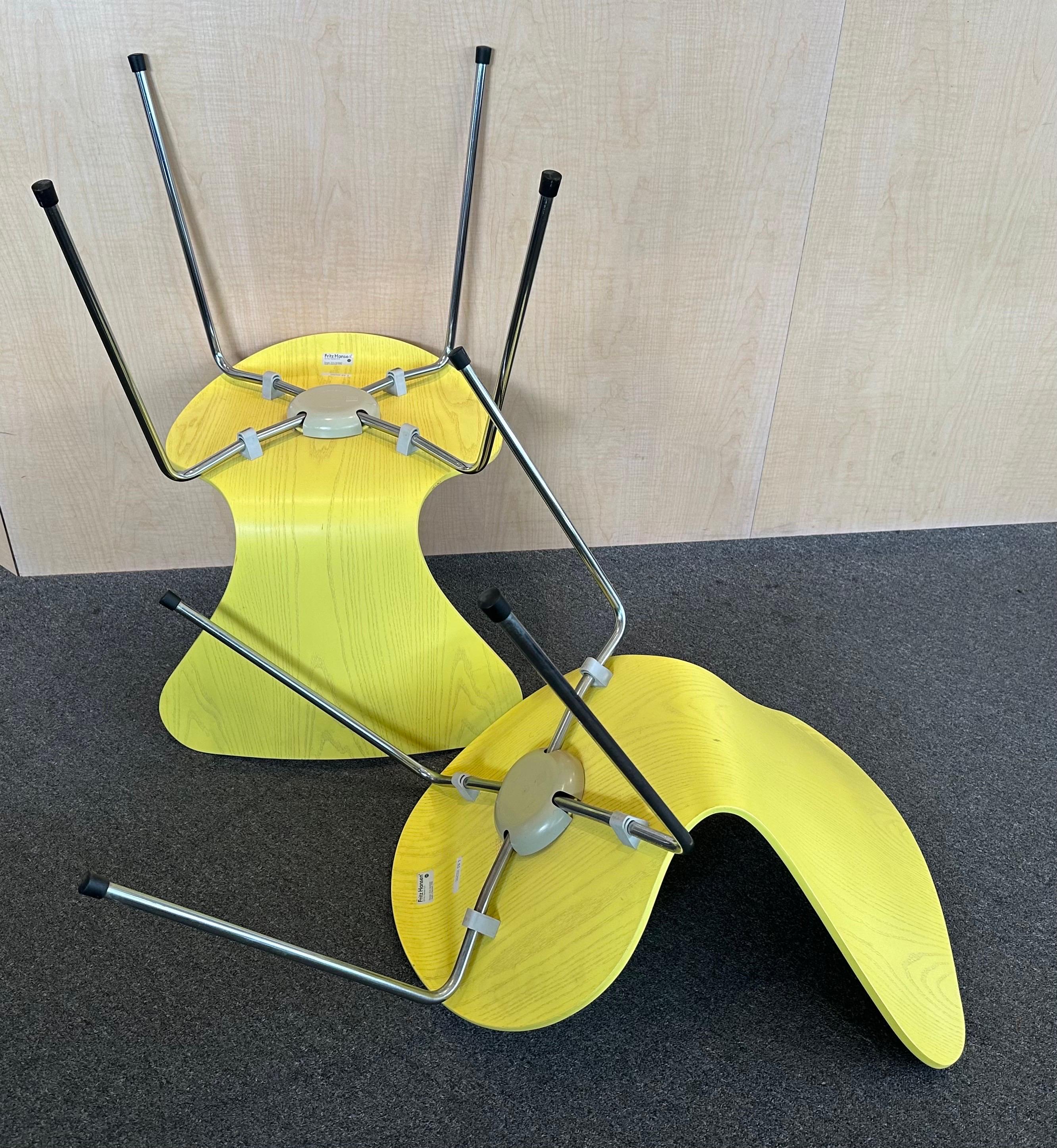 Pair of Lemon/Citron Series 7 Stacking Chairs by Arne Jacobsen for Fritz Hansen For Sale 2