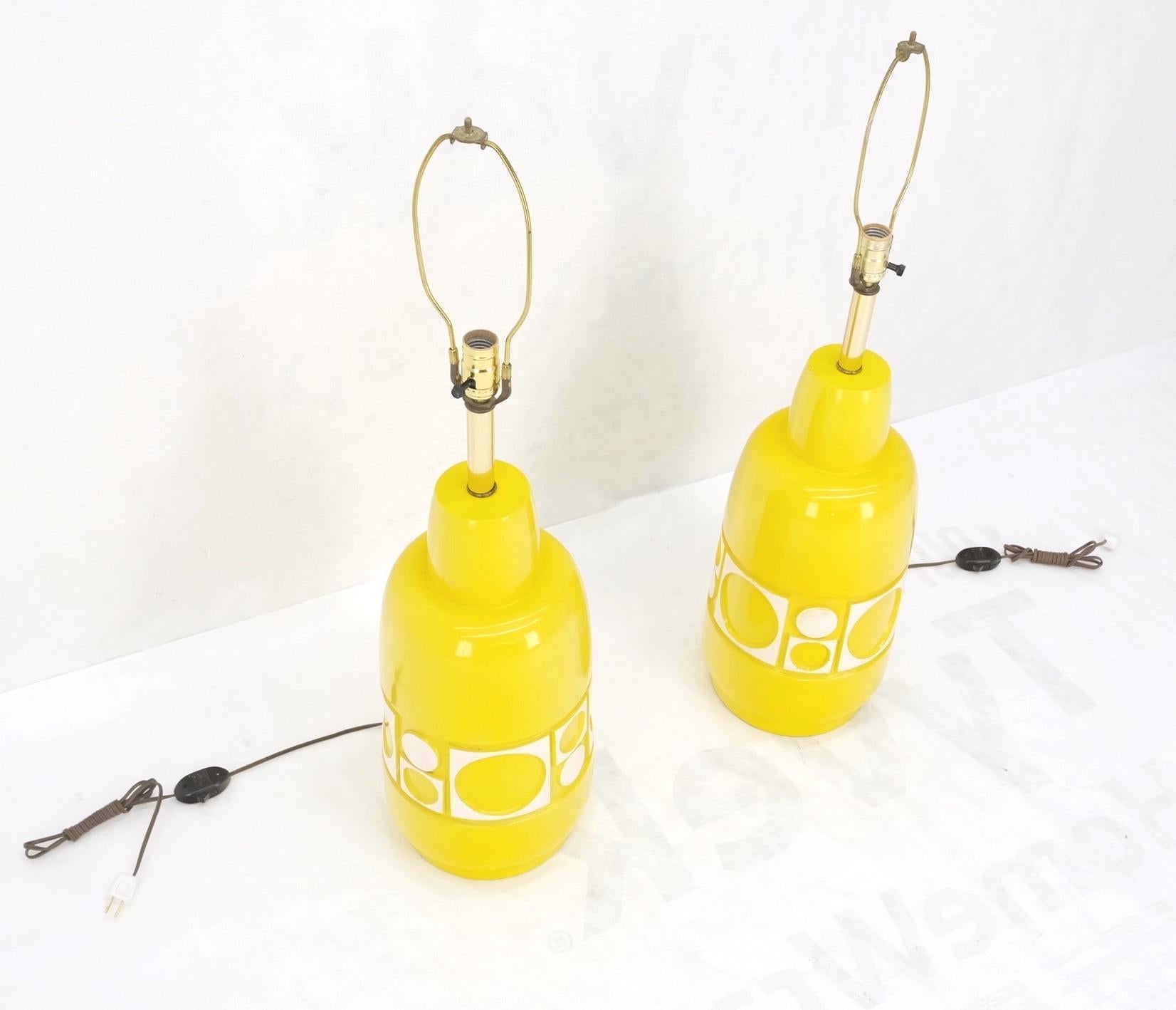20th Century Pair of Lemon Yellow jug Bottle ShapeArt  Porcelain Pottery Ceramic Table Lamps For Sale