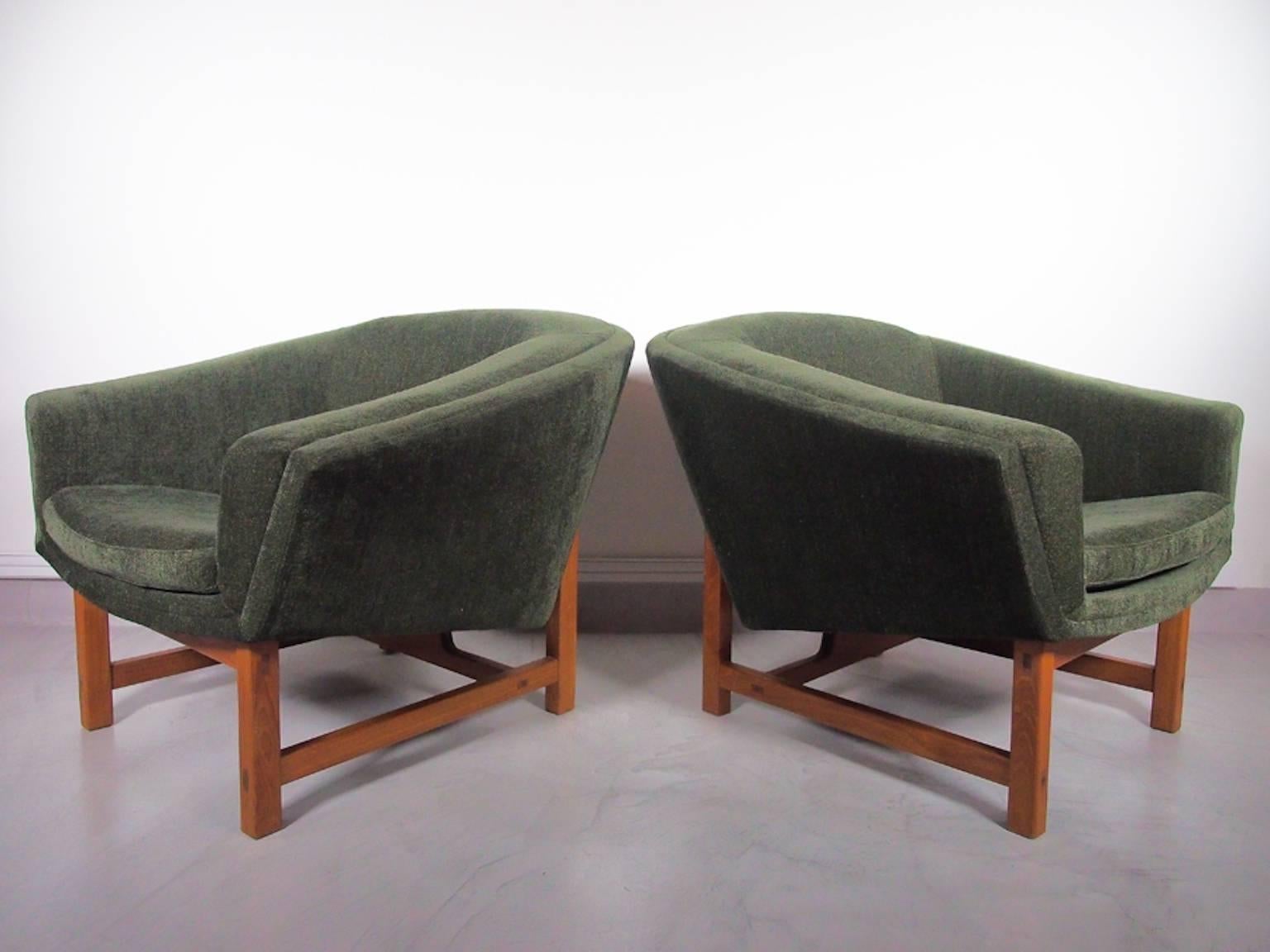 Pair of green fabric tufted armchairs by Swedish furniture designer Lennart Bender for Ulferts Möbler, model Corona. Original upholstery, leather buttons, solid teak frame.