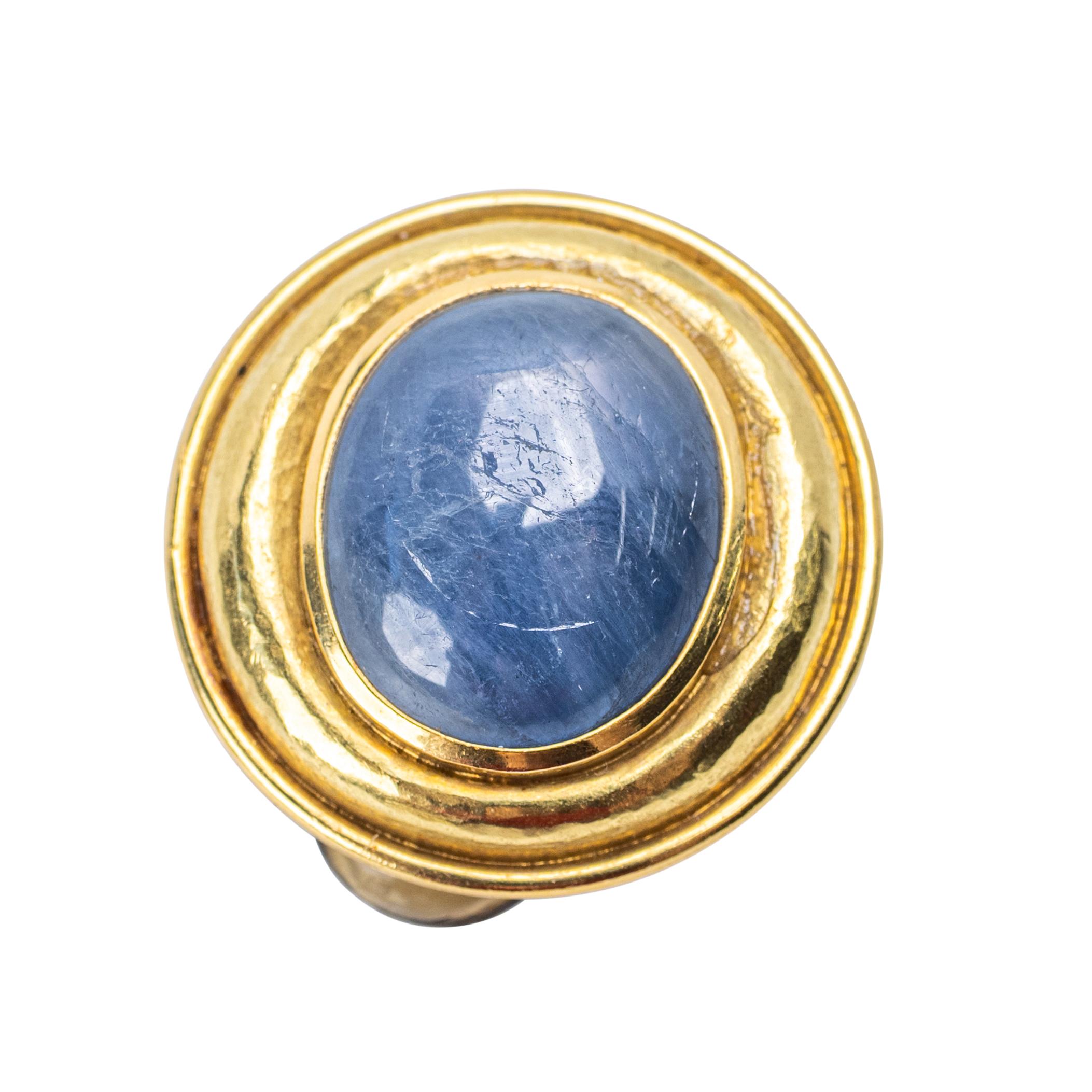 Coppia di fermagli per orecchie di Leo de Vroomen in oro 18 carati e zaffiri a stella

Ognuno di essi è stato progettato come una montatura circolare con al centro uno zaffiro ovale cabochon a stella, per un peso complessivo di circa 14-18 carati,