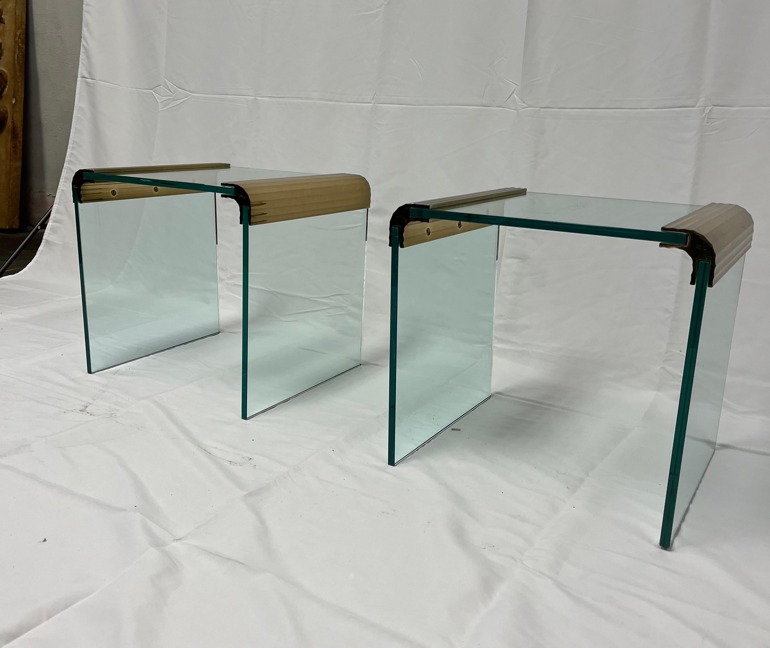 Paire de tables en verre par Leon Rosen pour Pace Collectional. Le verre épais de 3/4
