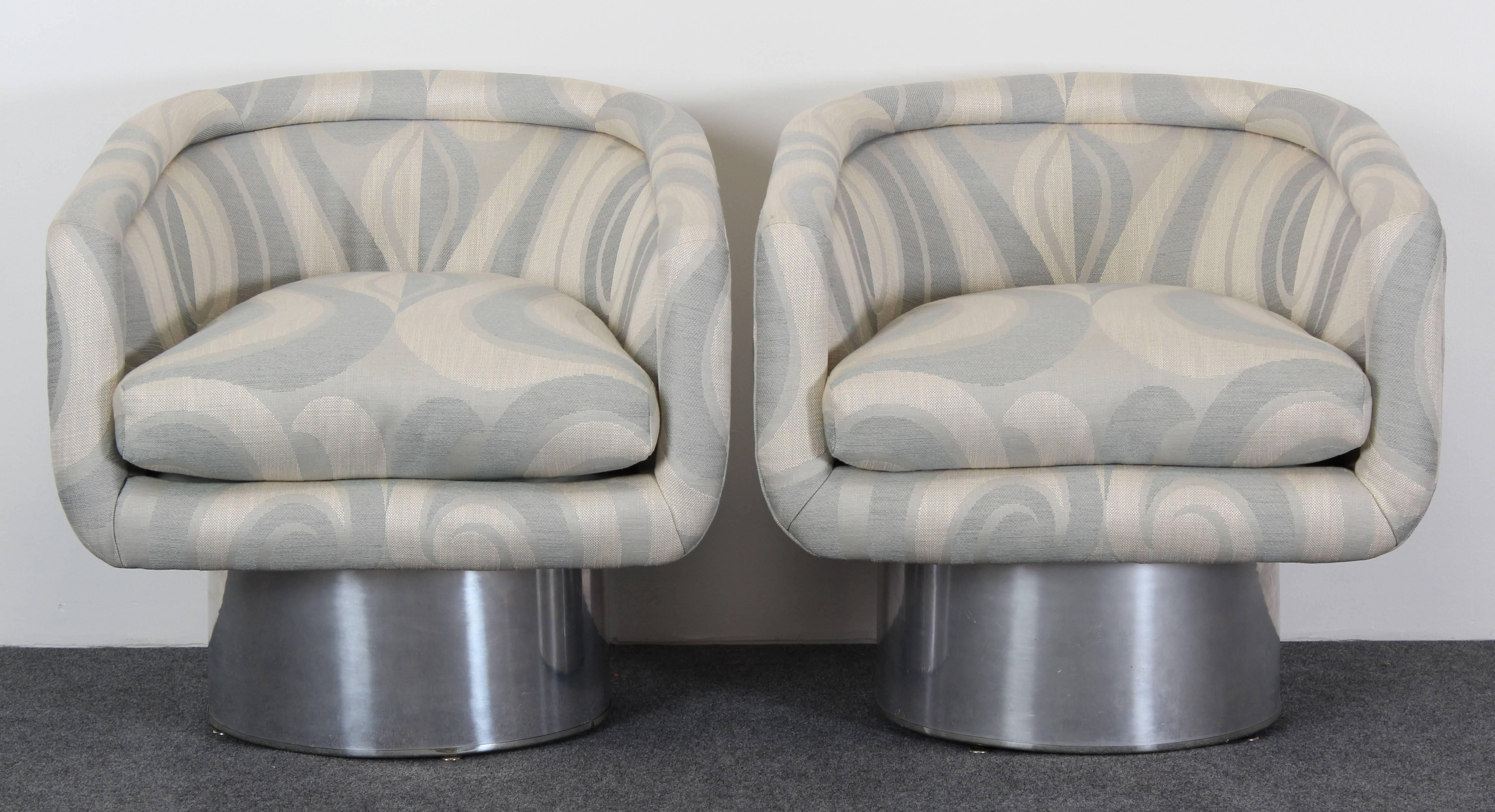 Mid-Century Modern Pair of Milo Baughman Style Swivel Lounge Chairs, 1970s