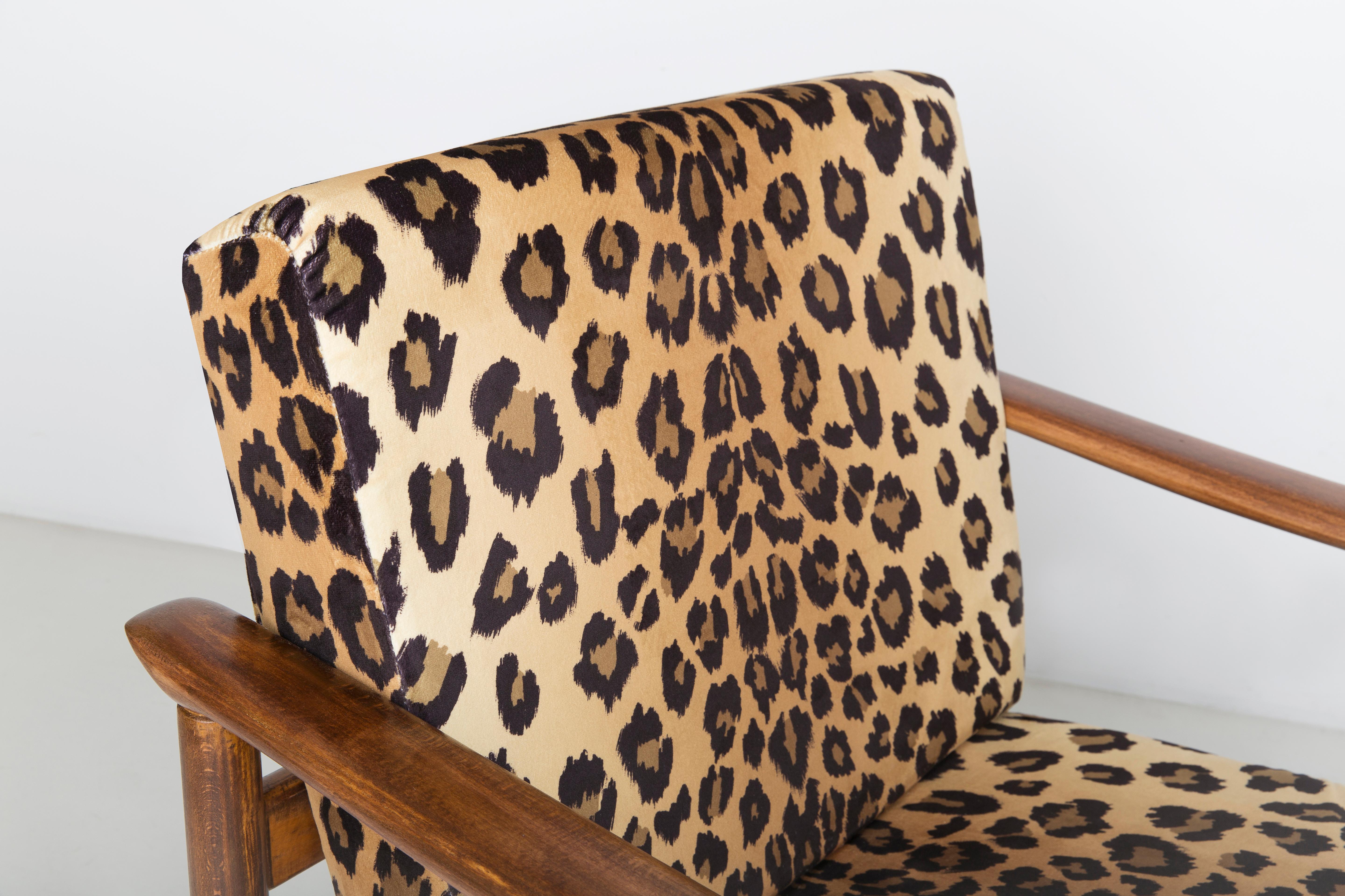 Ein Paar Sessel aus Samt mit Leopardenmuster, Edmund Homa, GFM-142, 1960er Jahre, Polen im Angebot 3