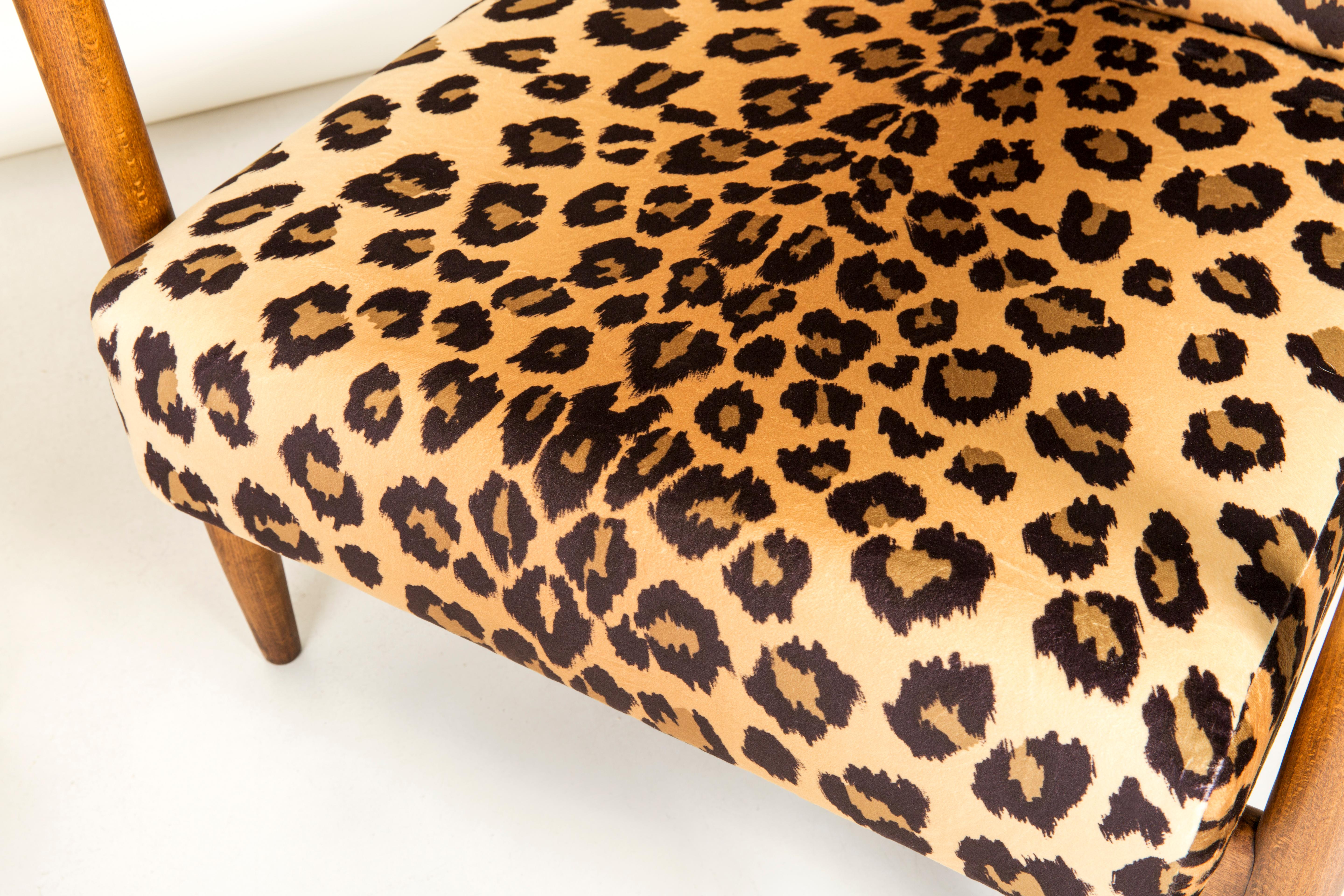 Hand-Crafted Pair of Leopard Print Velvet Armchairs, Edmund Homa, GFM-142, 1960s, Poland For Sale