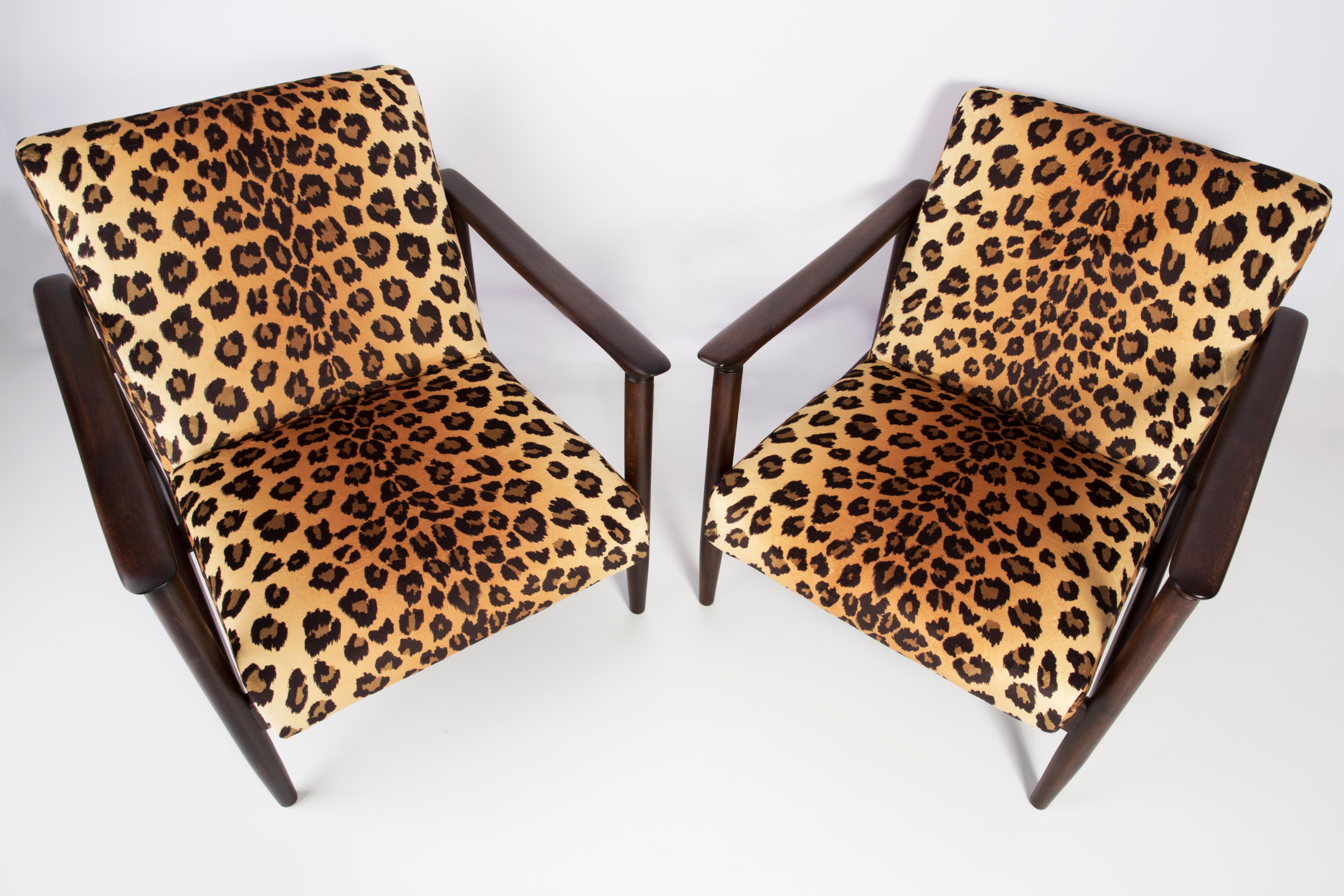 Polonais Paire de fauteuils en velours léopard de style Hollywood Regency, Edmund Homa, années 1960, Pologne en vente