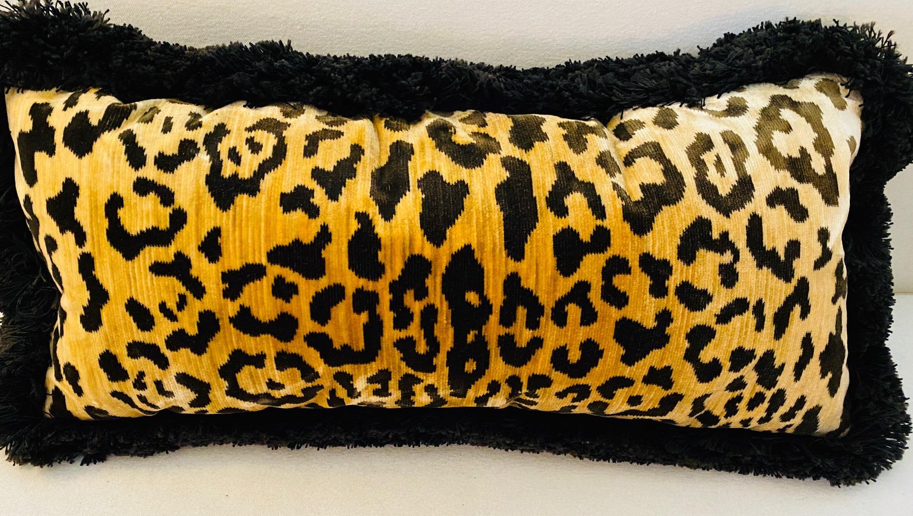 Dekoratives Paar Lendenkissen aus Leoparden-Samt mit schwarzen Bürstenfransen.
Maße: 22