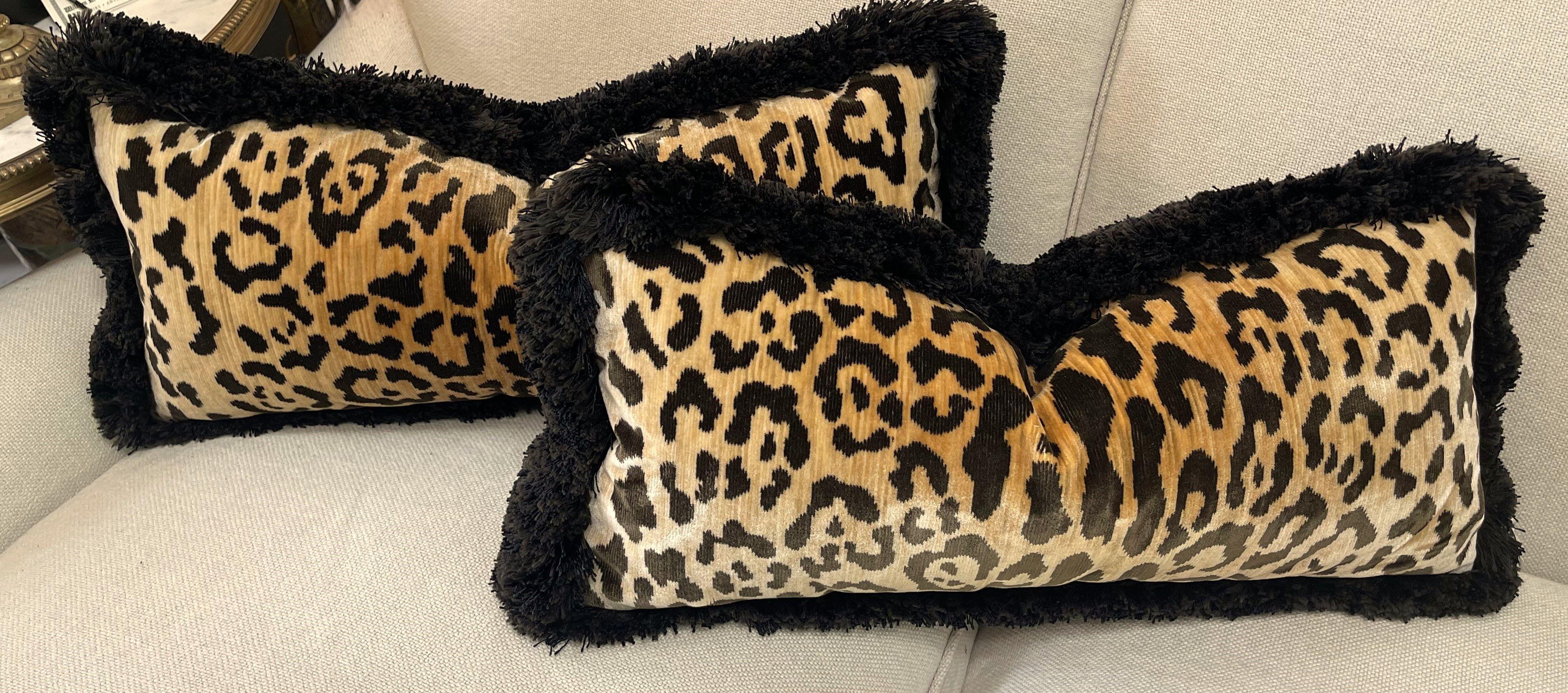 Velluto Coppia di cuscini lombari in velluto leopardato in vendita