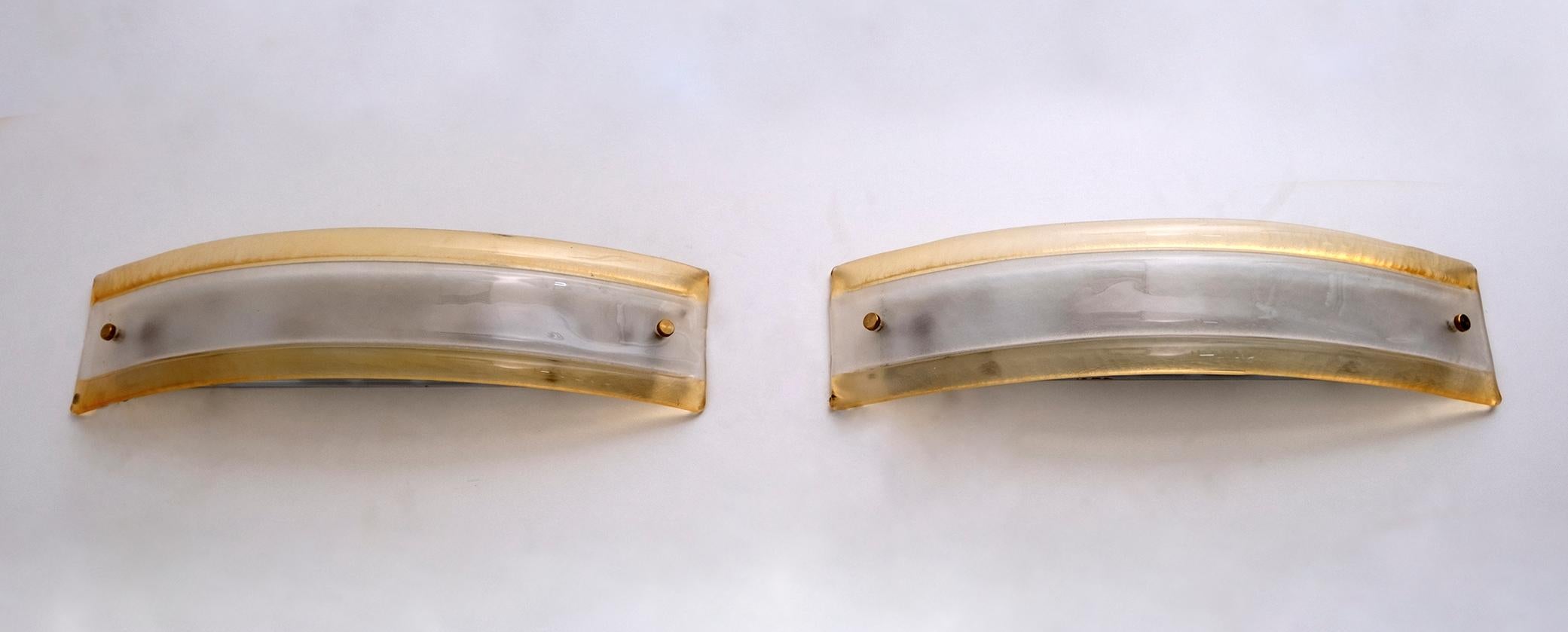 Late 20th Century Pair of Leucos Postmodern Italian Murano Glass Curved Sconces, 1980s For Sale