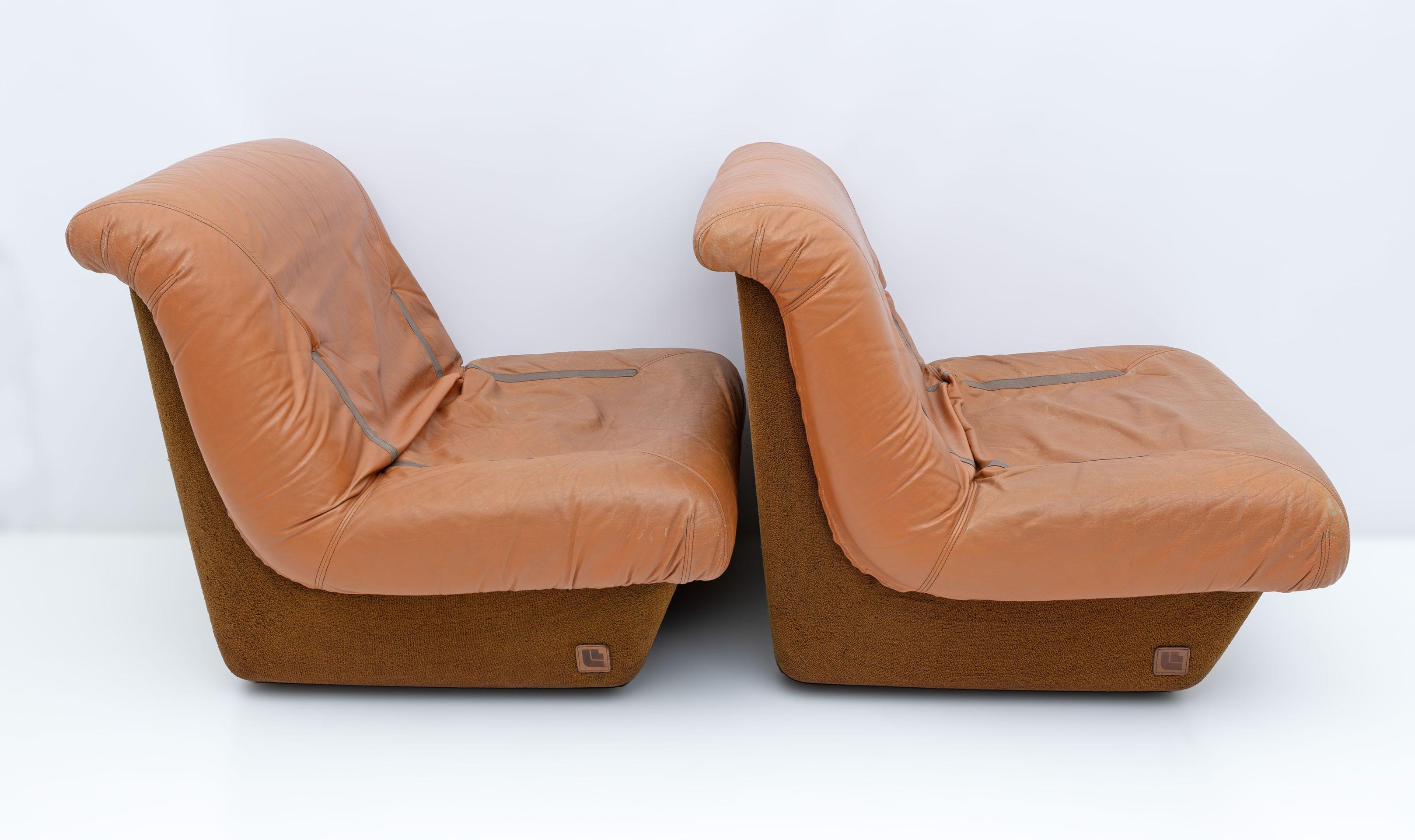 italien Paire de fauteuils Lev & Lev modernes du milieu du siècle dernier en cuir avec cadre en fibre de verre en vente