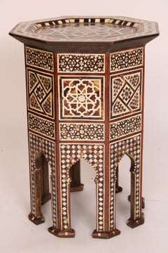 Pareja de mesas auxiliares levantinas con incrustaciones de nácar y hueso