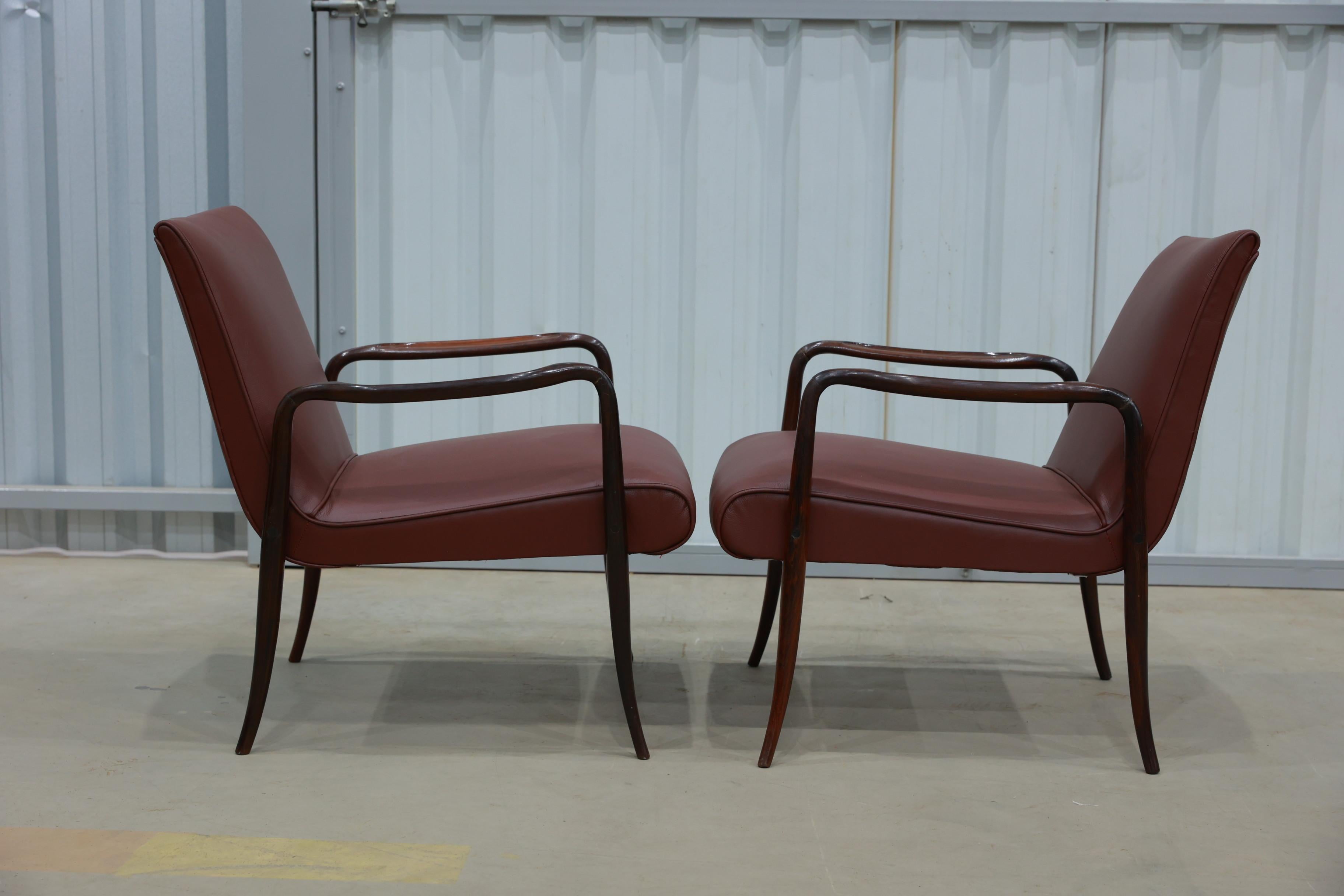 Mid-Century Modern Pair of “Leve” armchairs in hardwood & leather by Joaquim Tenreiro, 1942, Brazil For Sale