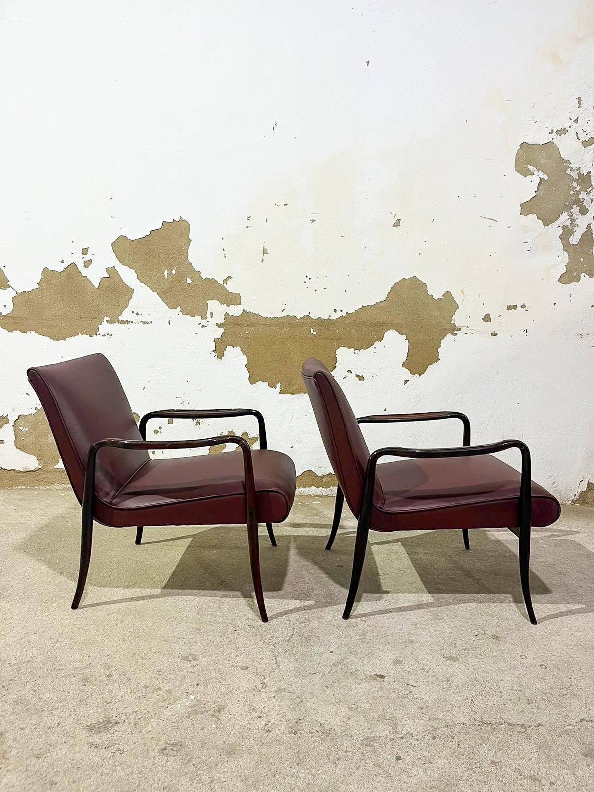 Pair of “Leve” armchairs in hardwood & leather by Joaquim Tenreiro, 1942, Brazil In Good Condition For Sale In New York, NY