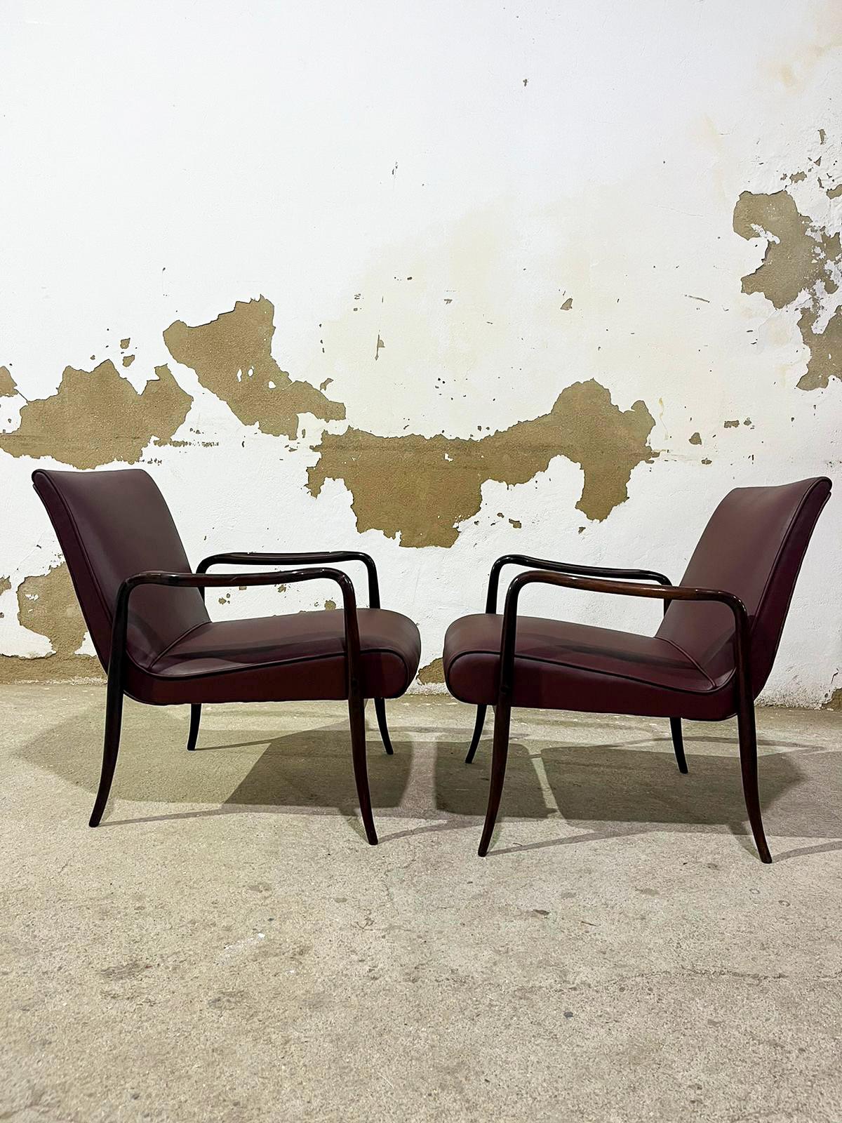 20th Century Pair of “Leve” armchairs in hardwood & leather by Joaquim Tenreiro, 1942, Brazil For Sale