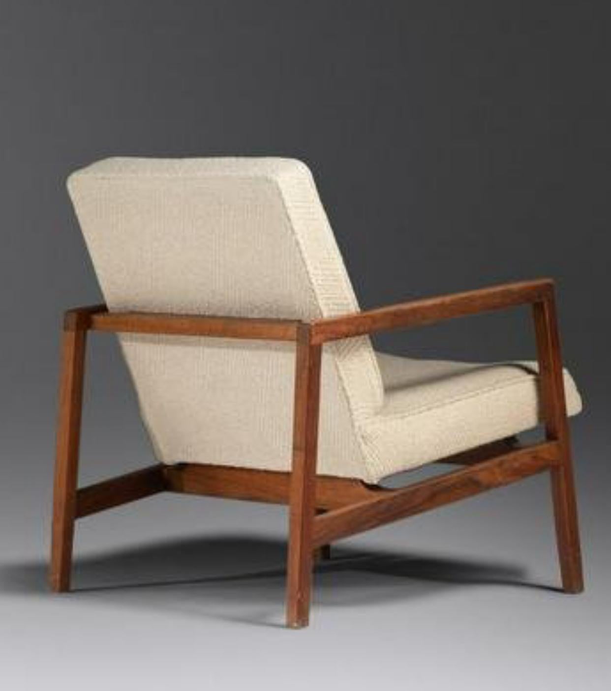 Mid-Century Modern Pair of Lewis Butler for Knoll 655 Walnut and Cream Wool Lounge Chairs For Sale