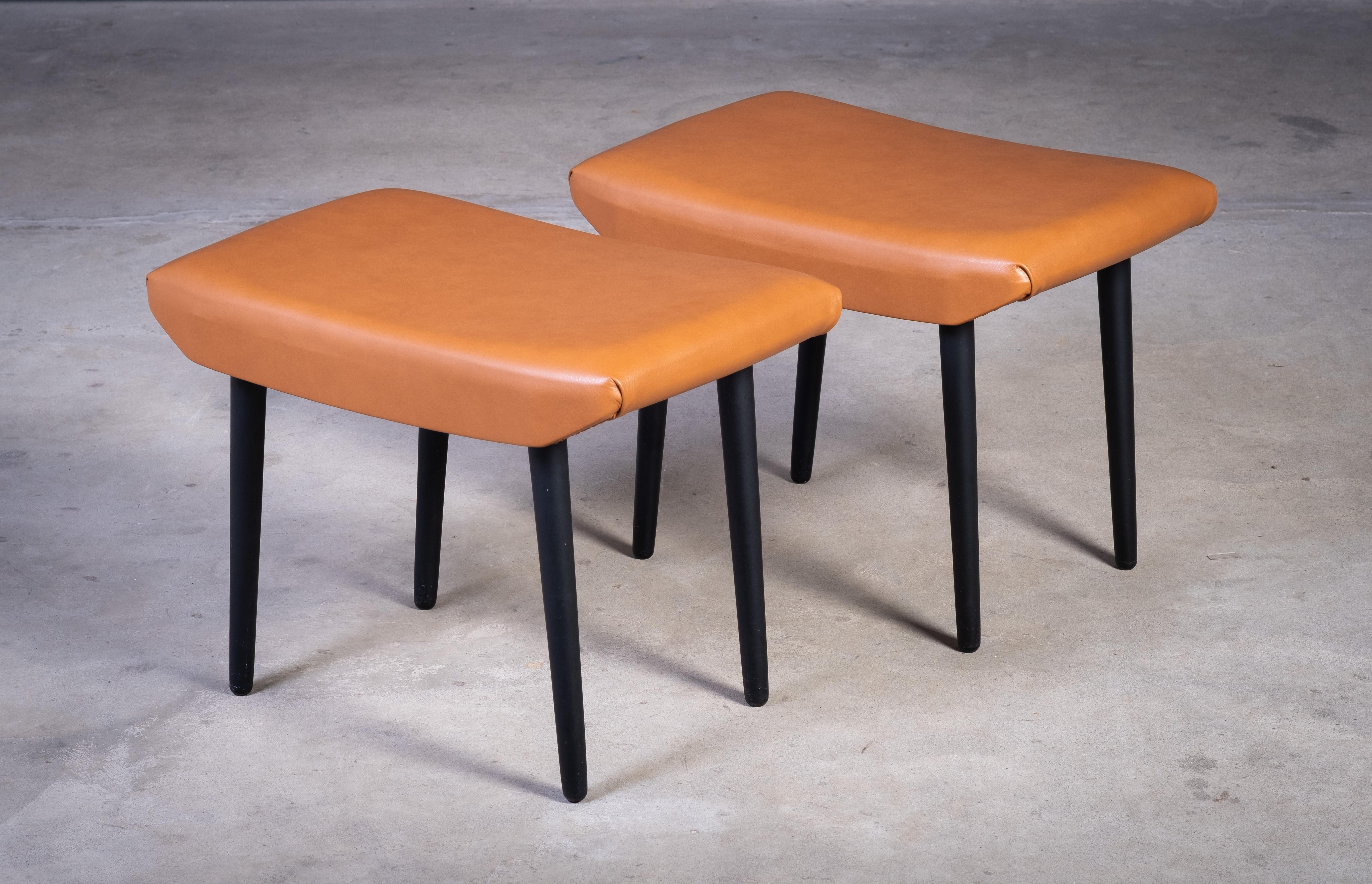 Bellissima coppia di sgabelli degli anni '60 di Ølholm Møbelfabrik, conservati in ottime condizioni e rivestiti di recente in pelle color cognac. Il loro design pulito e senza tempo li rende un'aggiunta perfetta a qualsiasi casa moderna, ideali come