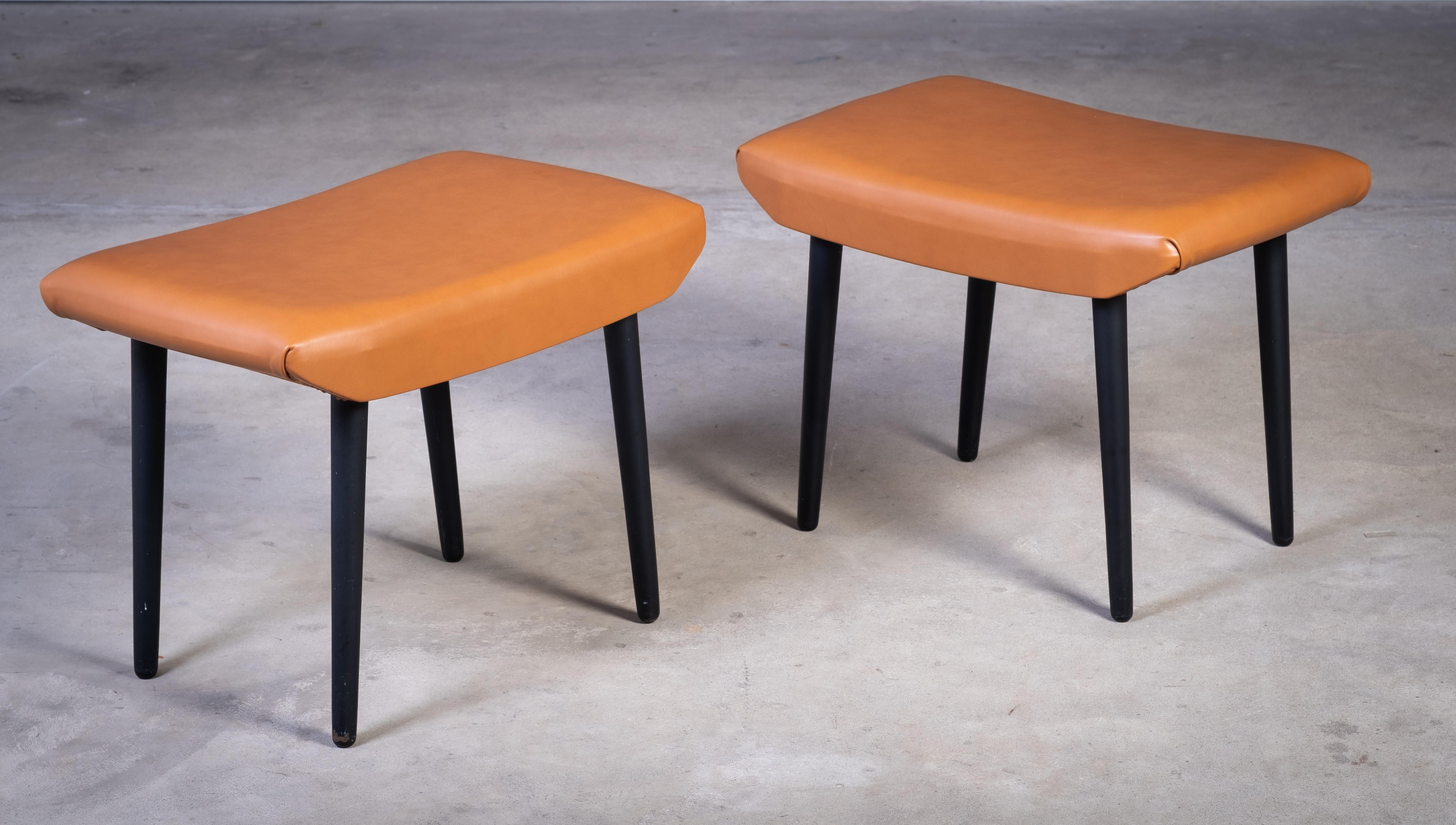 Mid-Century moderno Coppia di sgabelli Ølholm Møbelfabrik, anni '60 - Pelle cognac in vendita