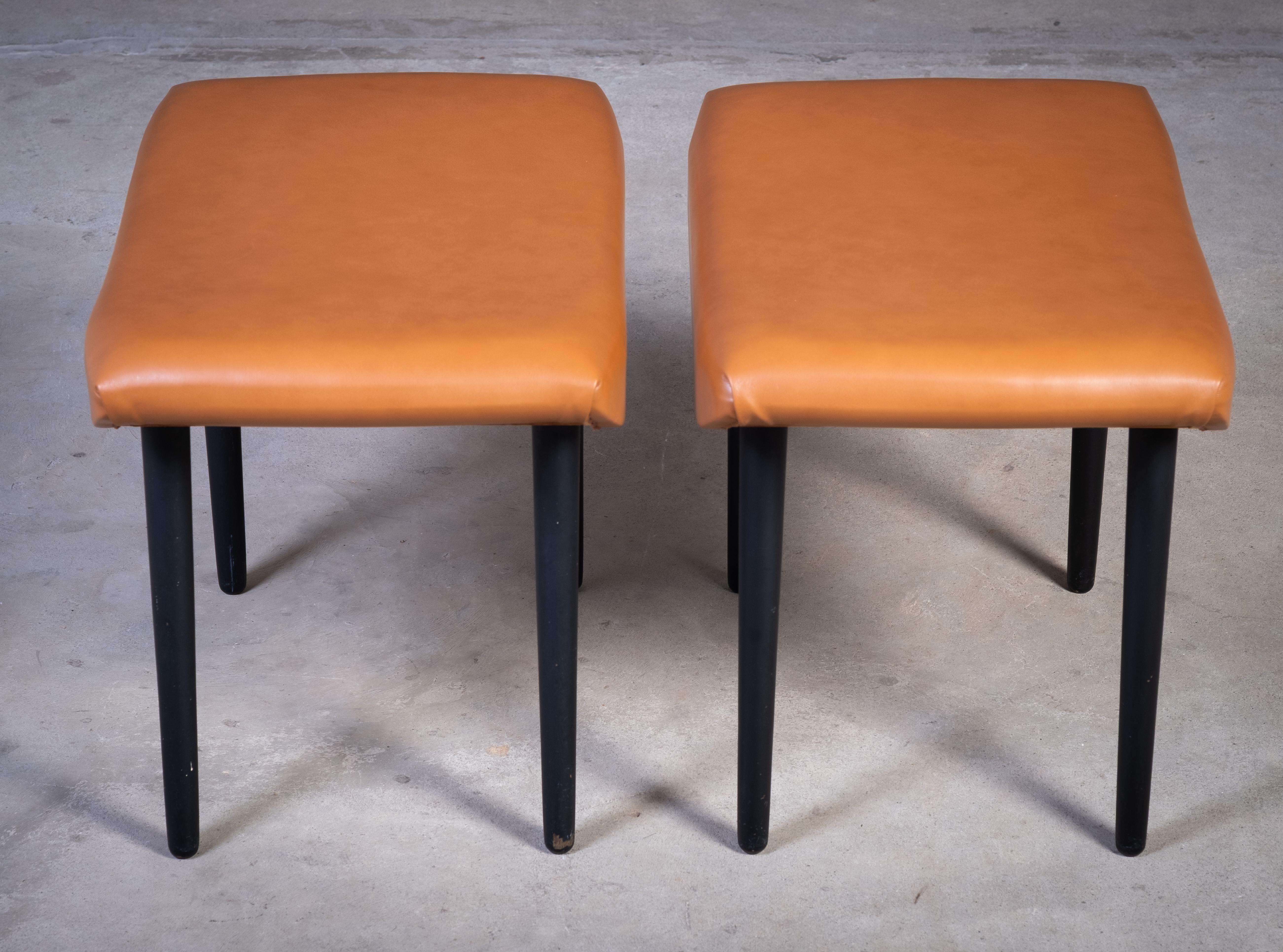 Coppia di sgabelli Ølholm Møbelfabrik, anni '60 - Pelle cognac In condizioni ottime in vendita a Nørre Aaby, DK