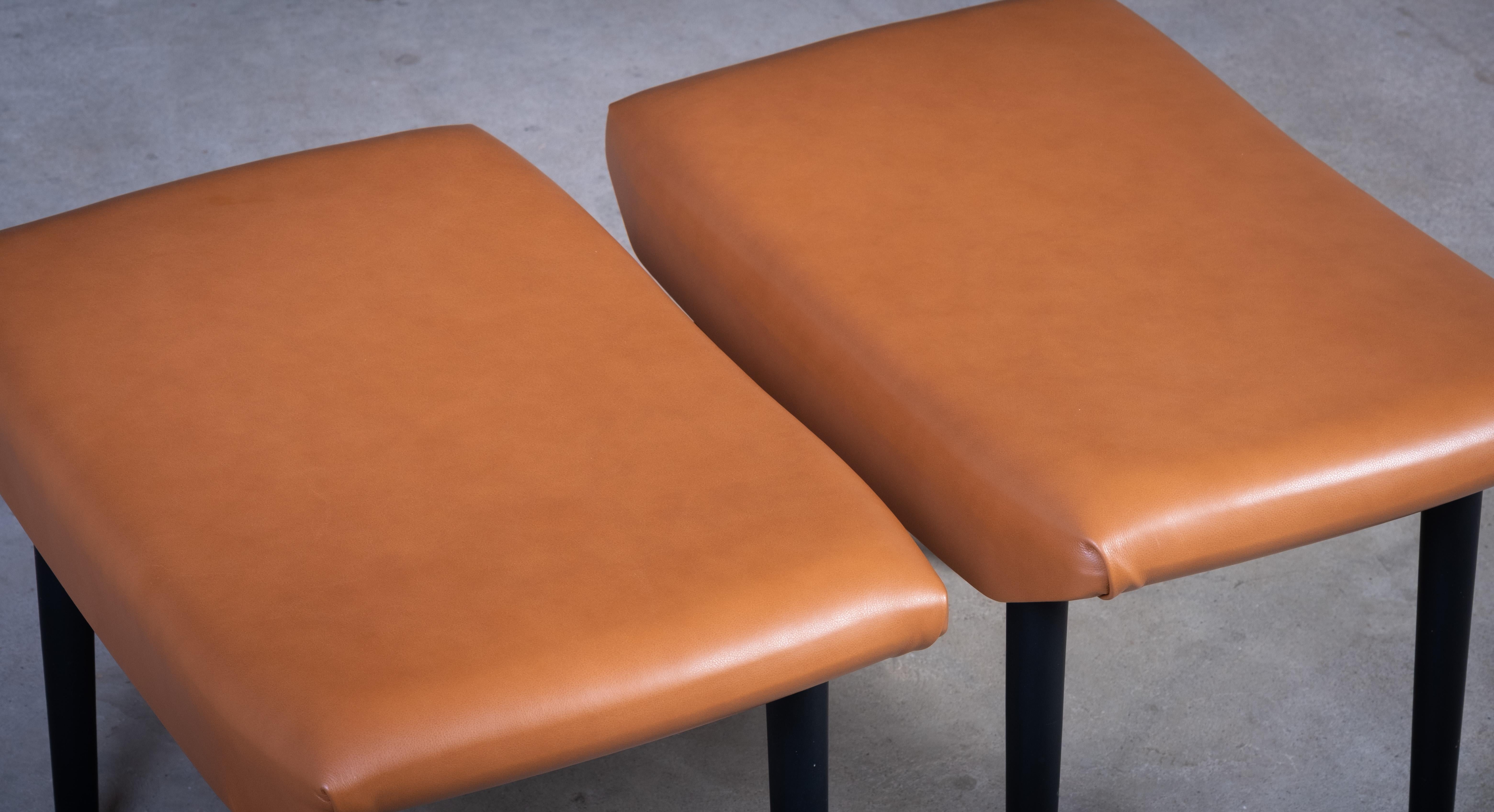 Metà XX secolo Coppia di sgabelli Ølholm Møbelfabrik, anni '60 - Pelle cognac in vendita