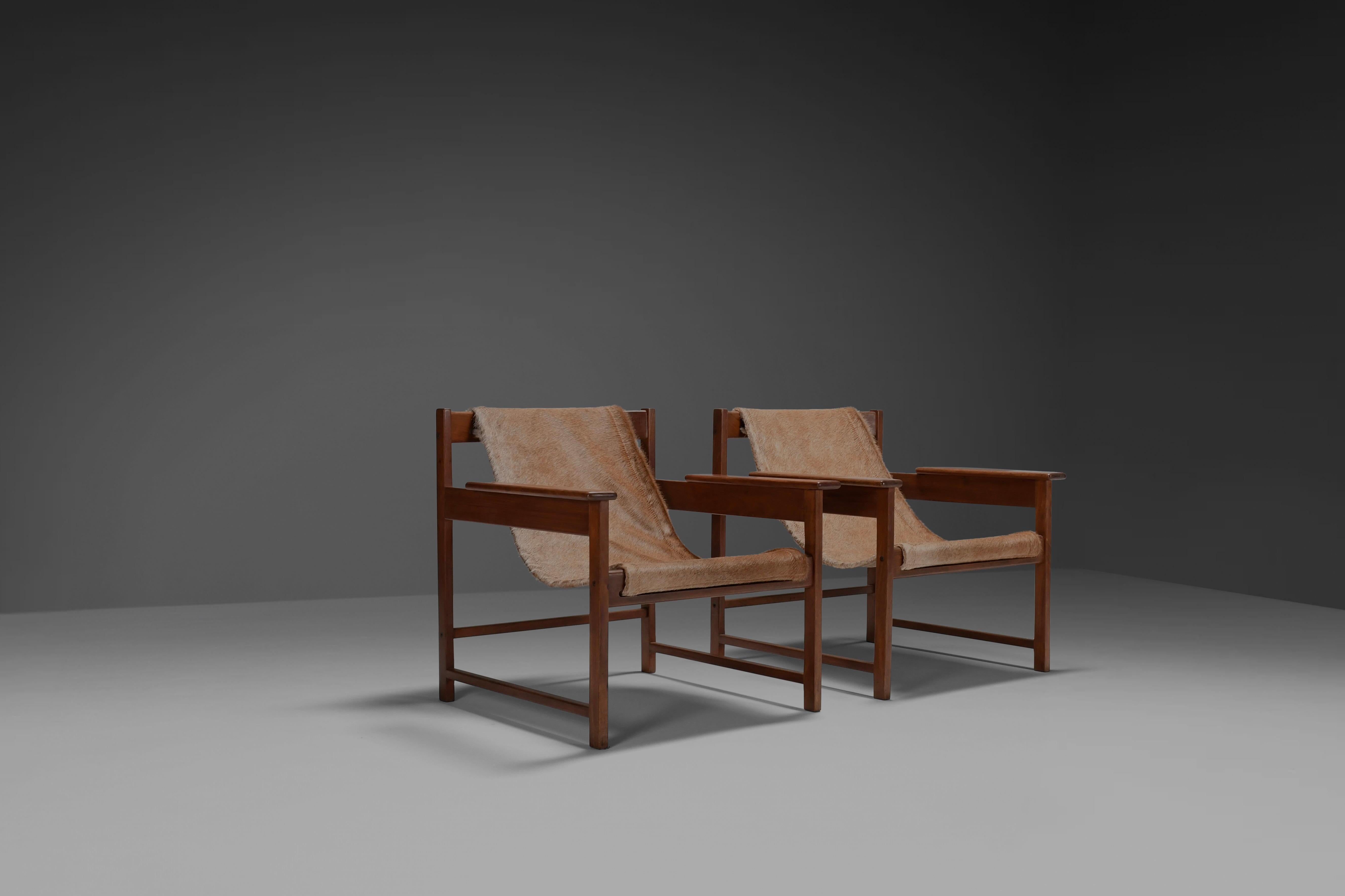 Brazilian Pair of ‘Lia’ Armchairs by Sérgio Rodrigues, Brazil, 1962, Jacaranda and Cowhide For Sale