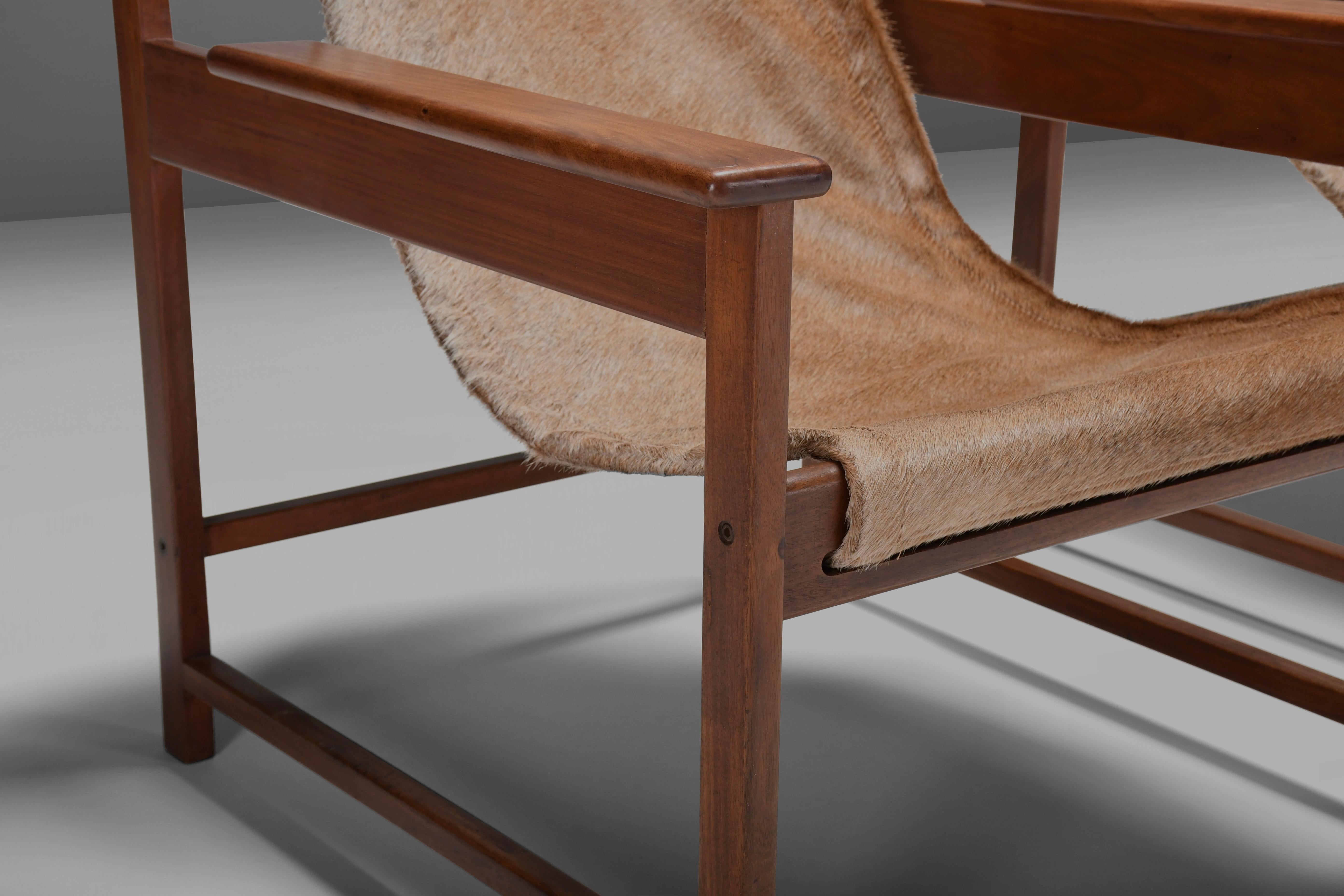Pair of ‘Lia’ Armchairs by Sérgio Rodrigues, Brazil, 1962, Jacaranda and Cowhide In Good Condition For Sale In Echt, NL
