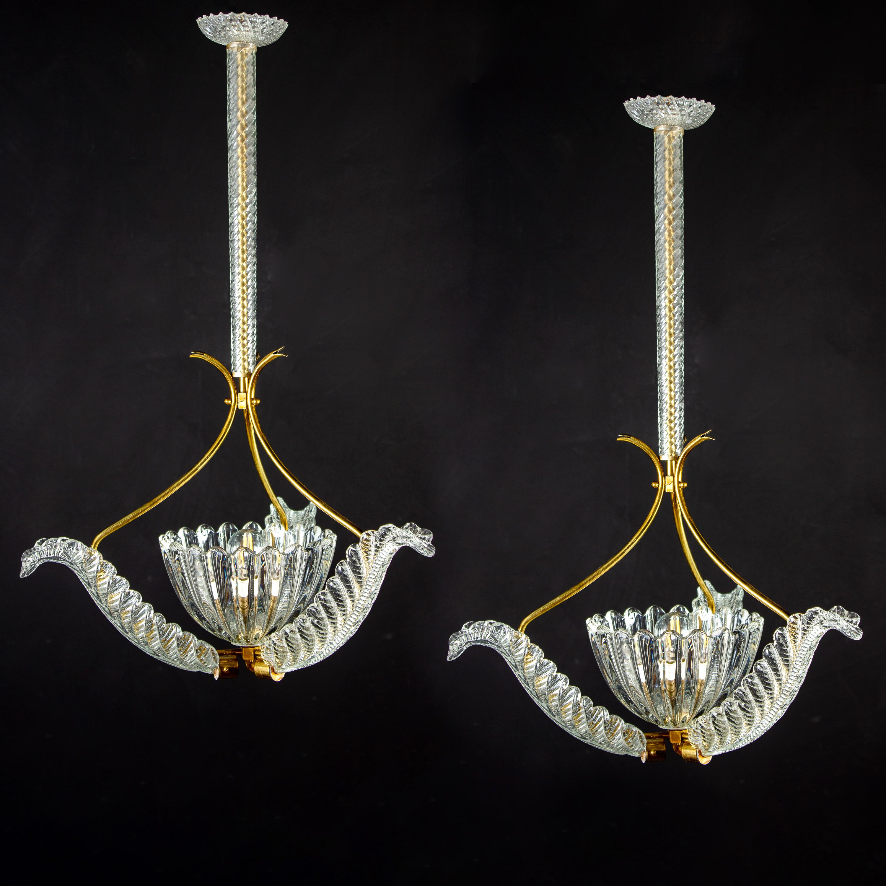 Elegant pair of liberty brass-mounted pendants by Ercole Barovier, 1940s.
Each with three precious Murano glass leaves centered by a hand blown elegant cup.
One E27 light bulb suitable for international standards.
 