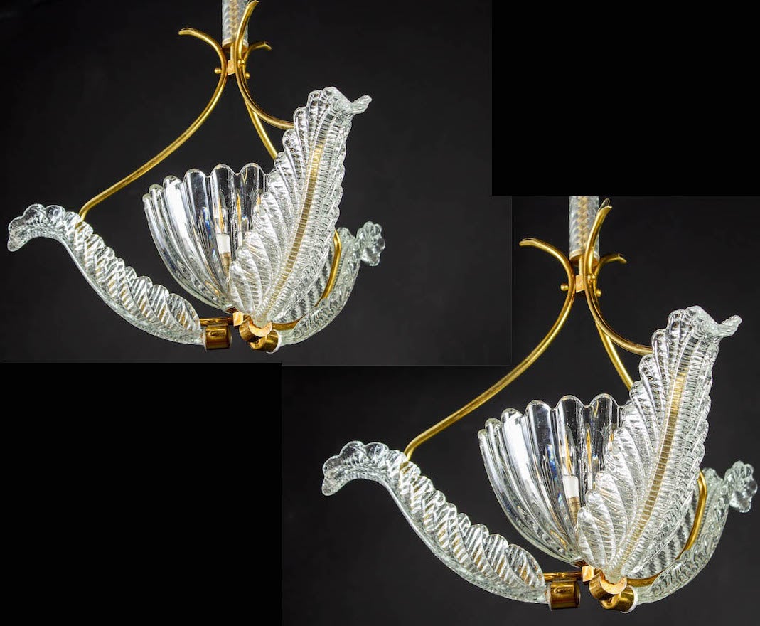 Elegant pair of liberty brass-mounted pendants by Ercole Barovier, 1940s.
Each with three precious Murano glass leaves centered by a hand blown elegant cup.
One E27 light bulb suitable for international standards.

This light fixture can be