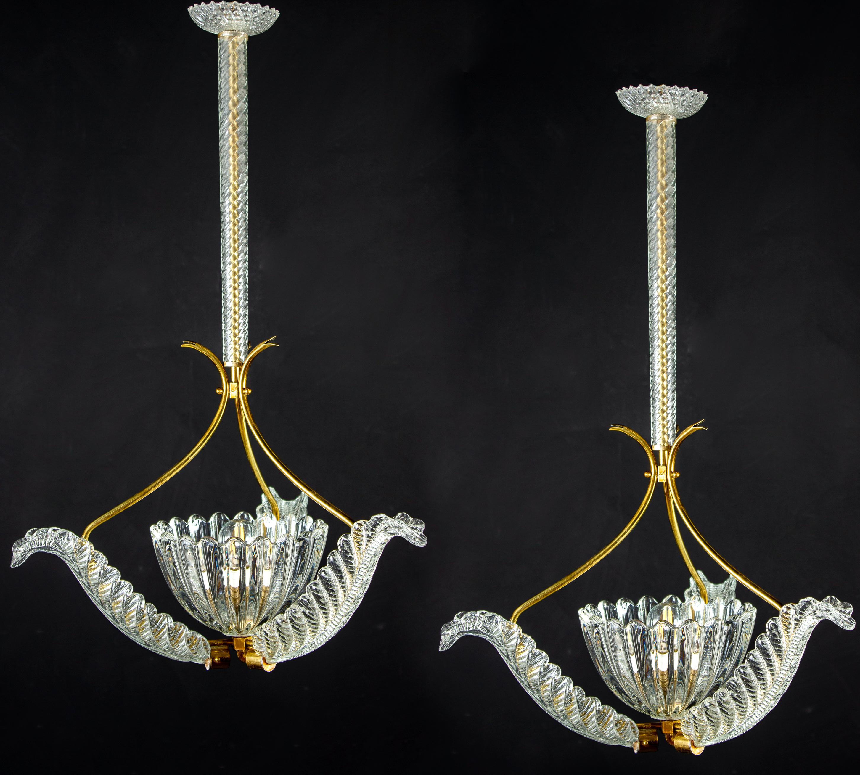 Elegant pair of liberty brass-mounted pendants by Ercole Barovier, 1940s.
Each with three precious Murano glass leaves centered by a hand blown elegant cup.
One E27 light bulb suitable for international standards.

This light fixture can be