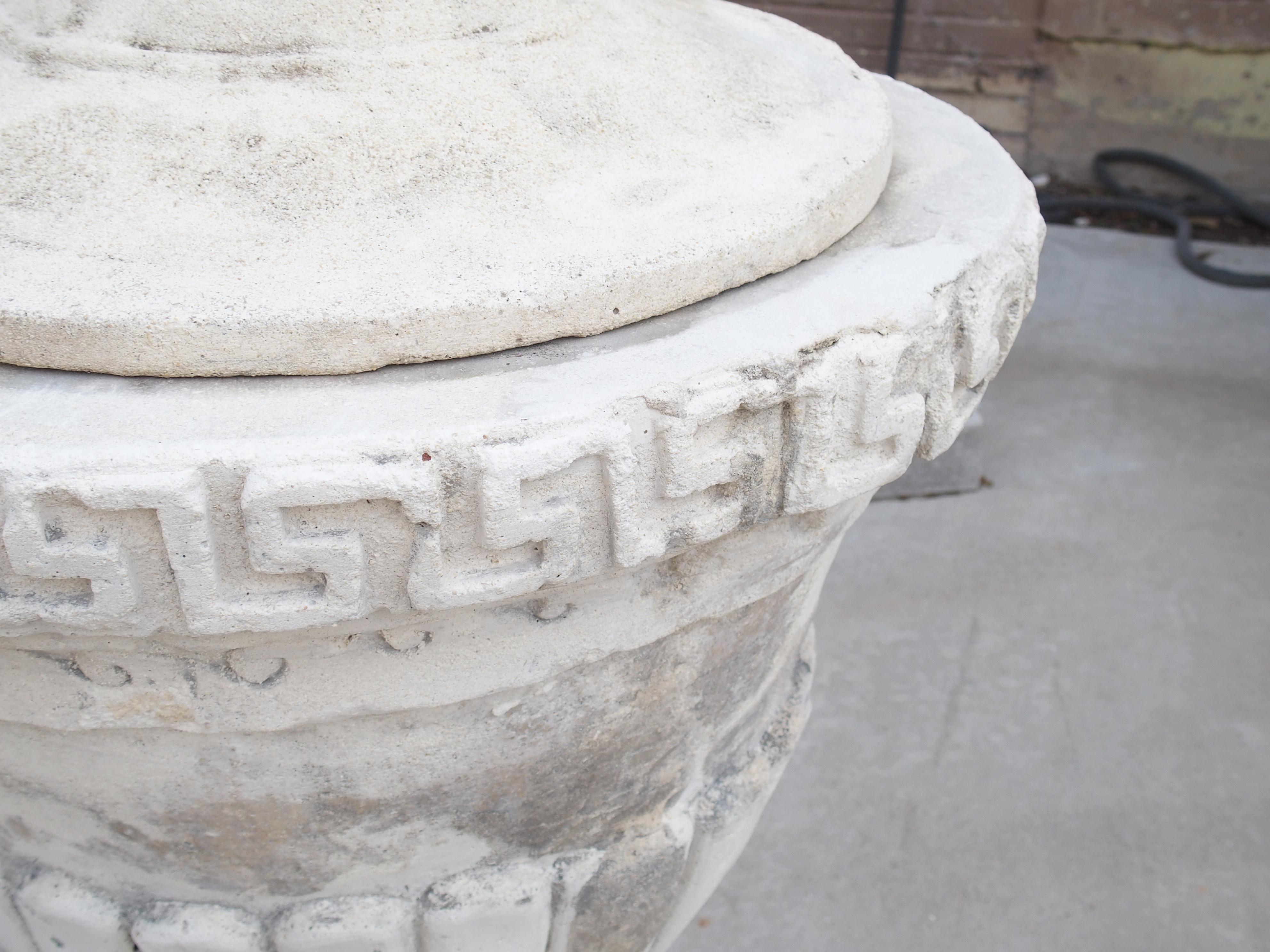Paire d'urnes à clé grecque en pierre calcaire coulée à couvercle, du sud de l'Italie en vente 3