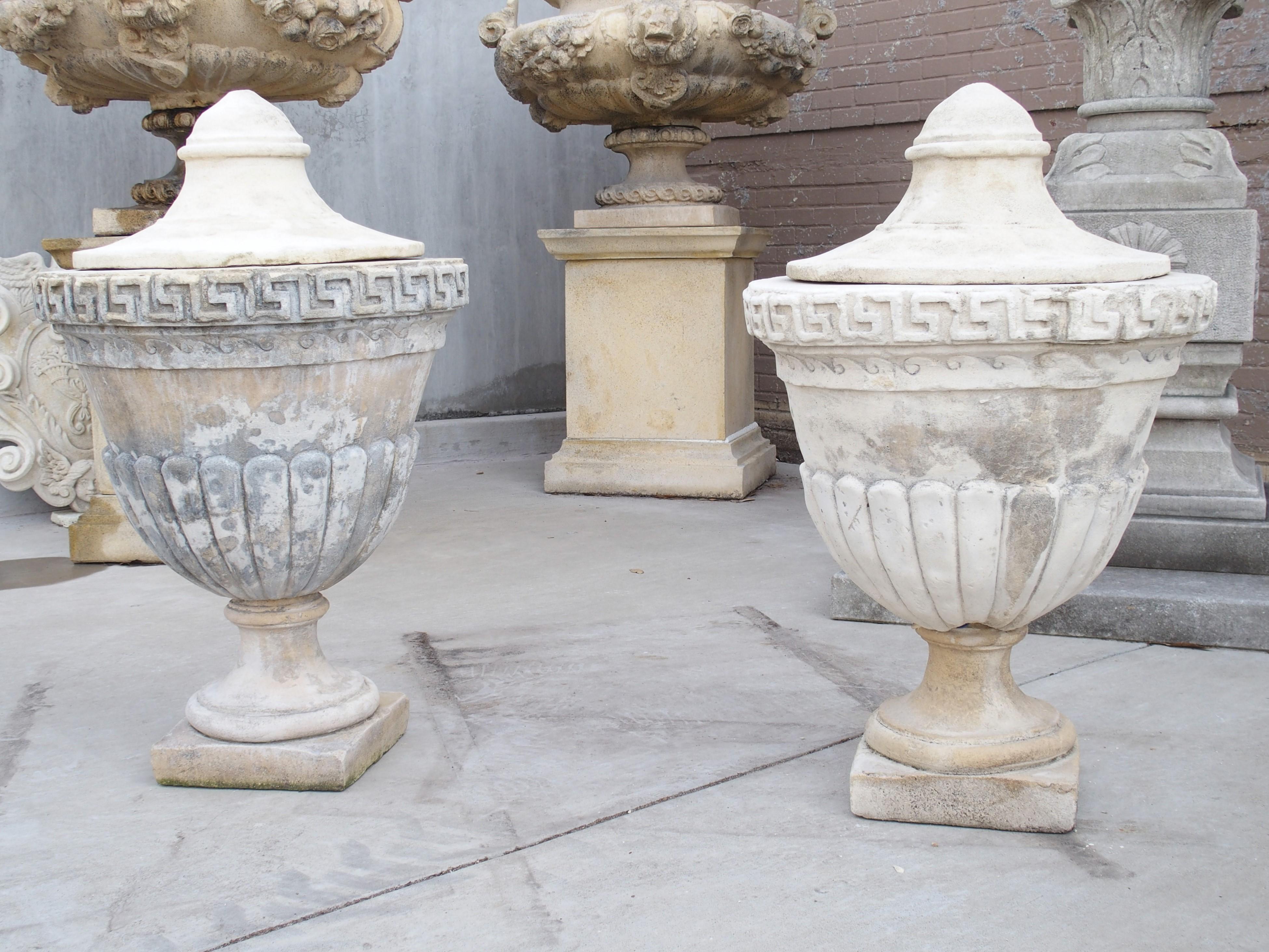 Paire d'urnes à clé grecque en pierre calcaire coulée à couvercle, du sud de l'Italie en vente 6