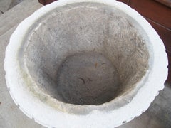 Coppia di urne con coperchio a forma di chiave greca in pietra calcarea provenienti dall'Italia meridionale