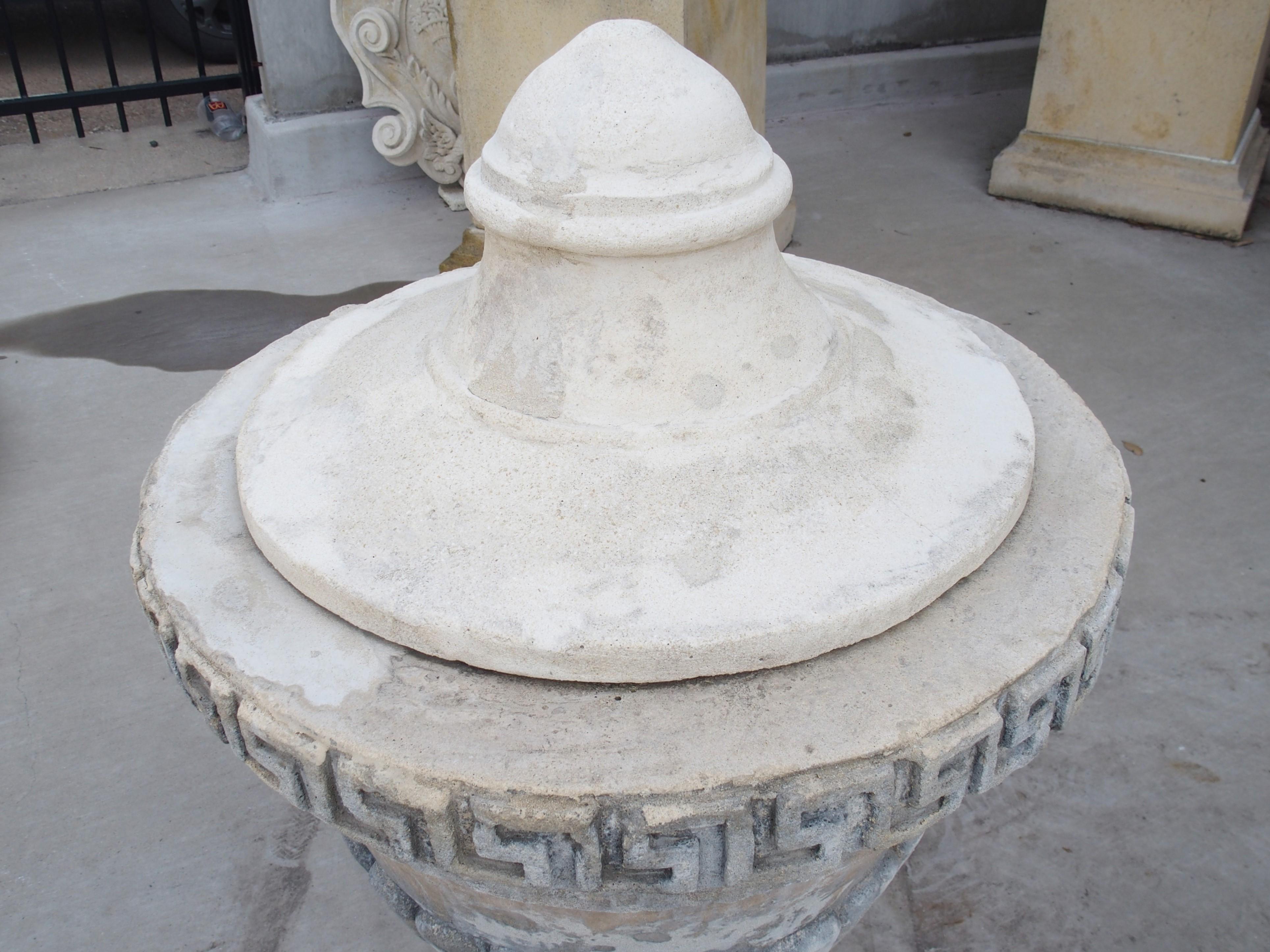 italien Paire d'urnes à clé grecque en pierre calcaire coulée à couvercle, du sud de l'Italie en vente