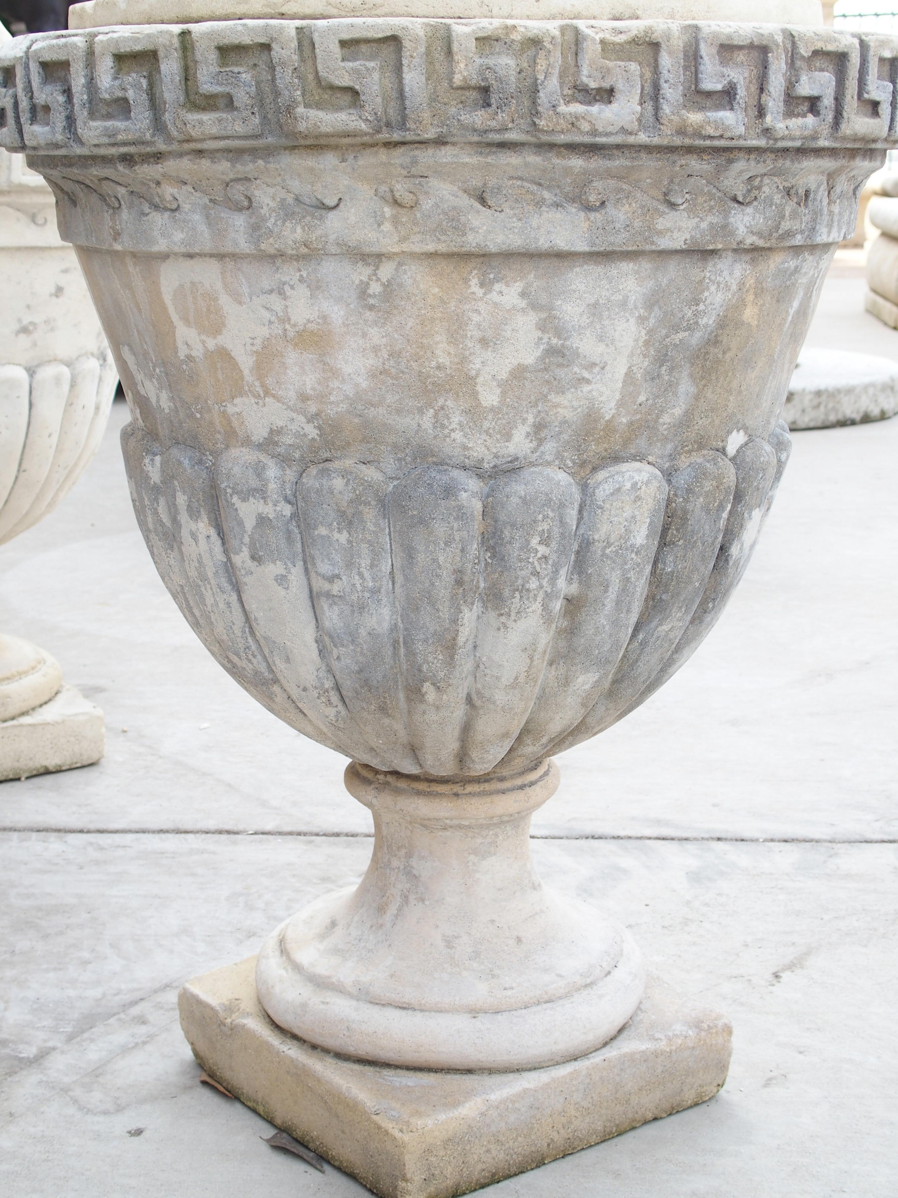 Paire d'urnes à clé grecque en pierre calcaire coulée à couvercle, du sud de l'Italie Bon état - En vente à Dallas, TX