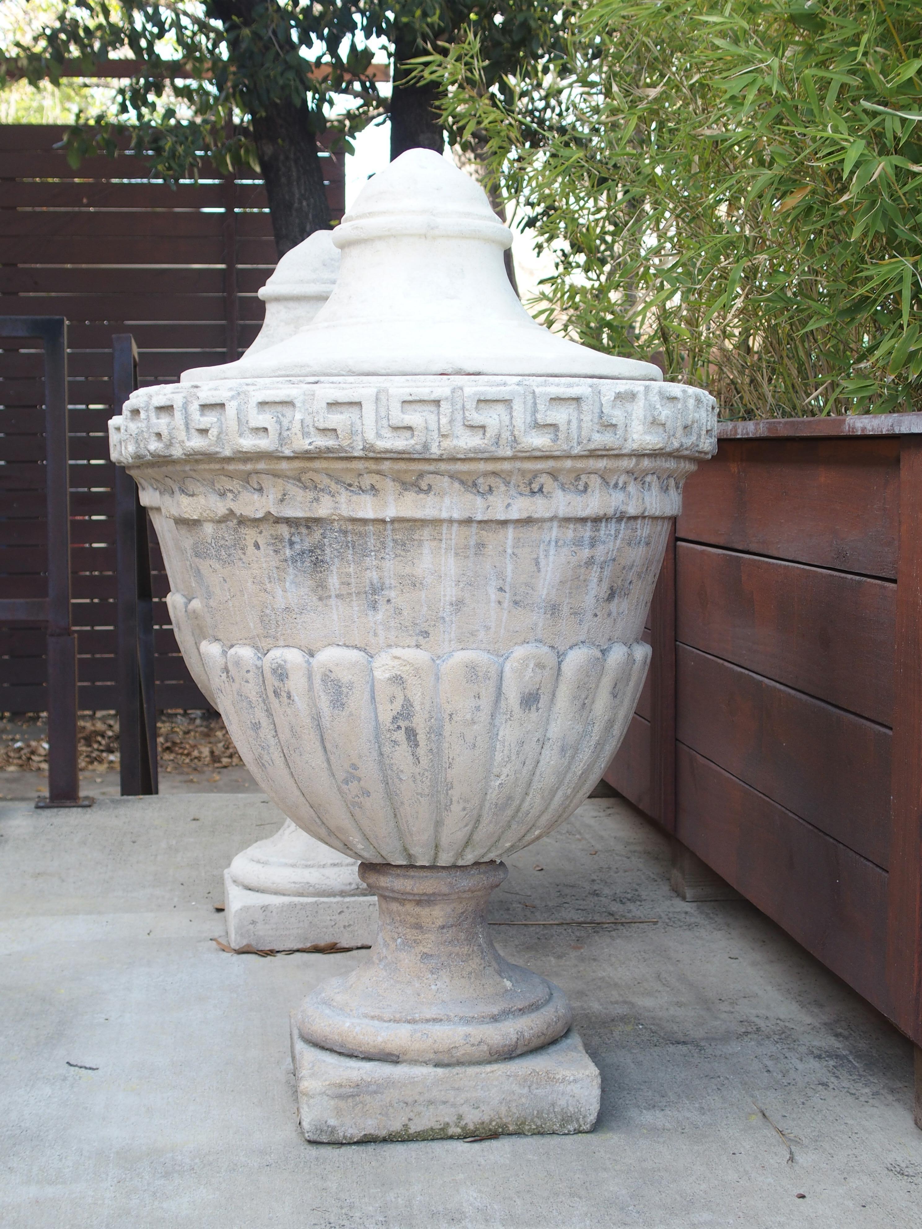 XXIe siècle et contemporain Paire d'urnes à clé grecque en pierre calcaire coulée à couvercle, du sud de l'Italie en vente