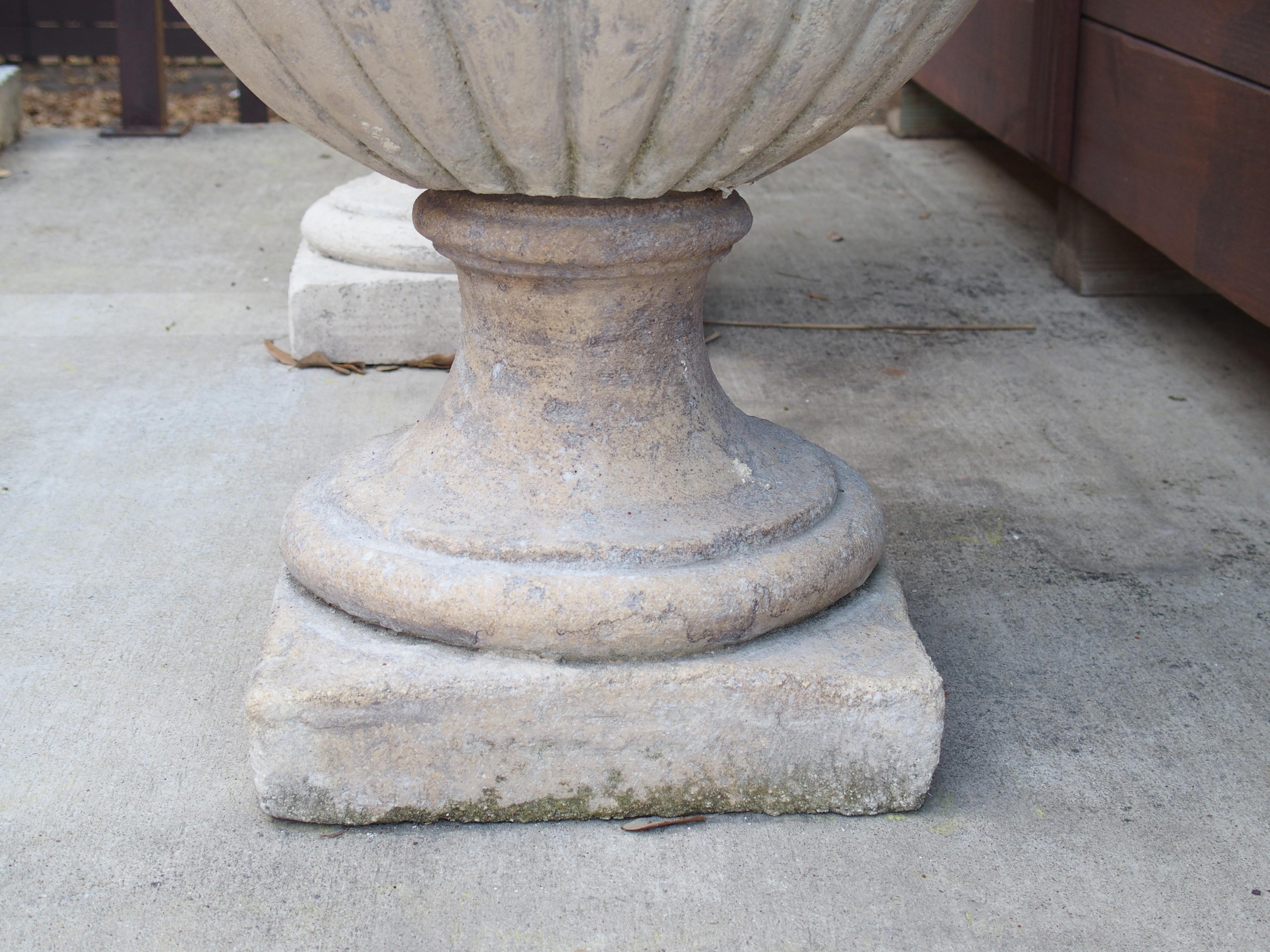 Pierre Paire d'urnes à clé grecque en pierre calcaire coulée à couvercle, du sud de l'Italie en vente