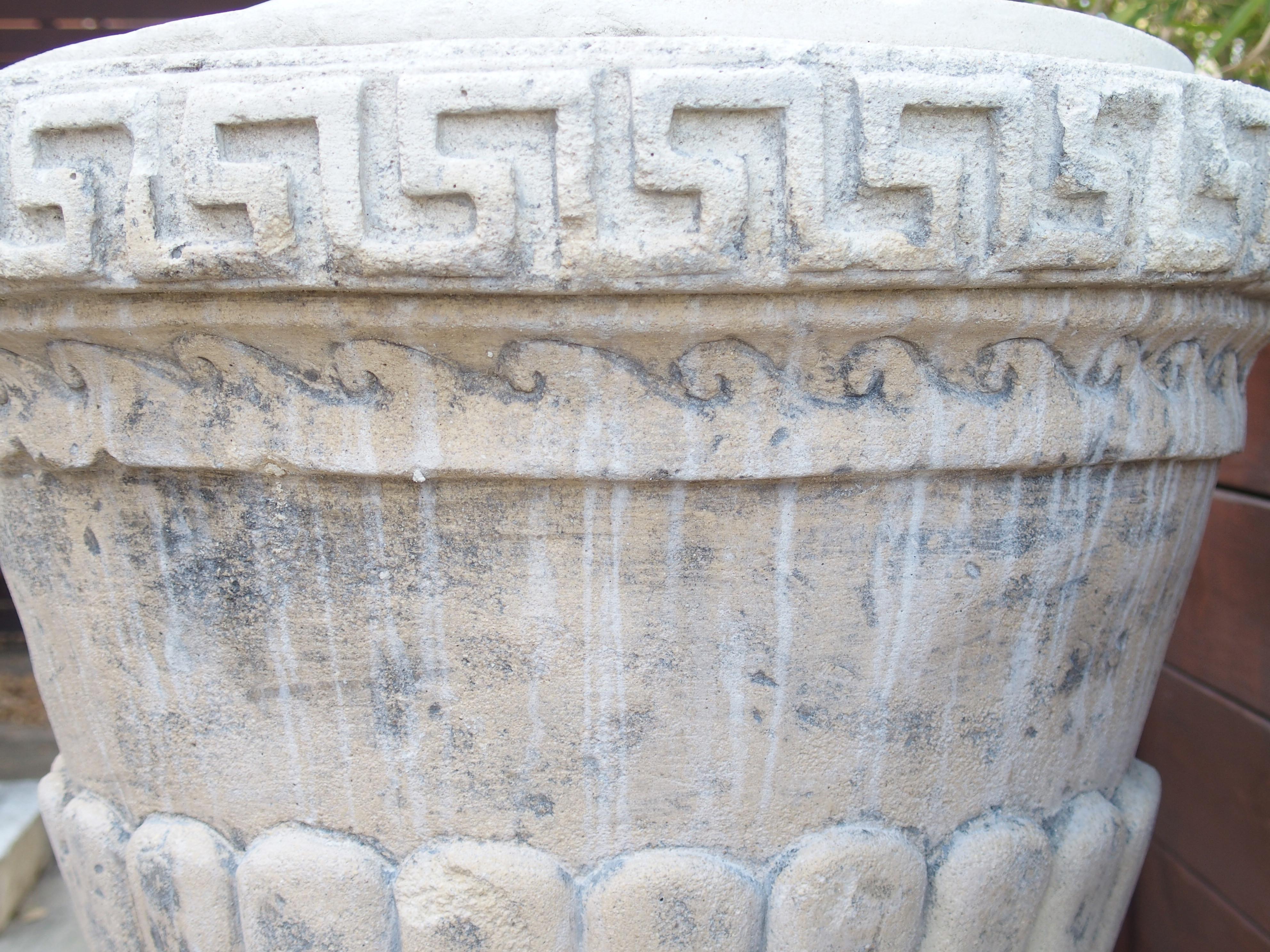 Paire d'urnes à clé grecque en pierre calcaire coulée à couvercle, du sud de l'Italie en vente 1