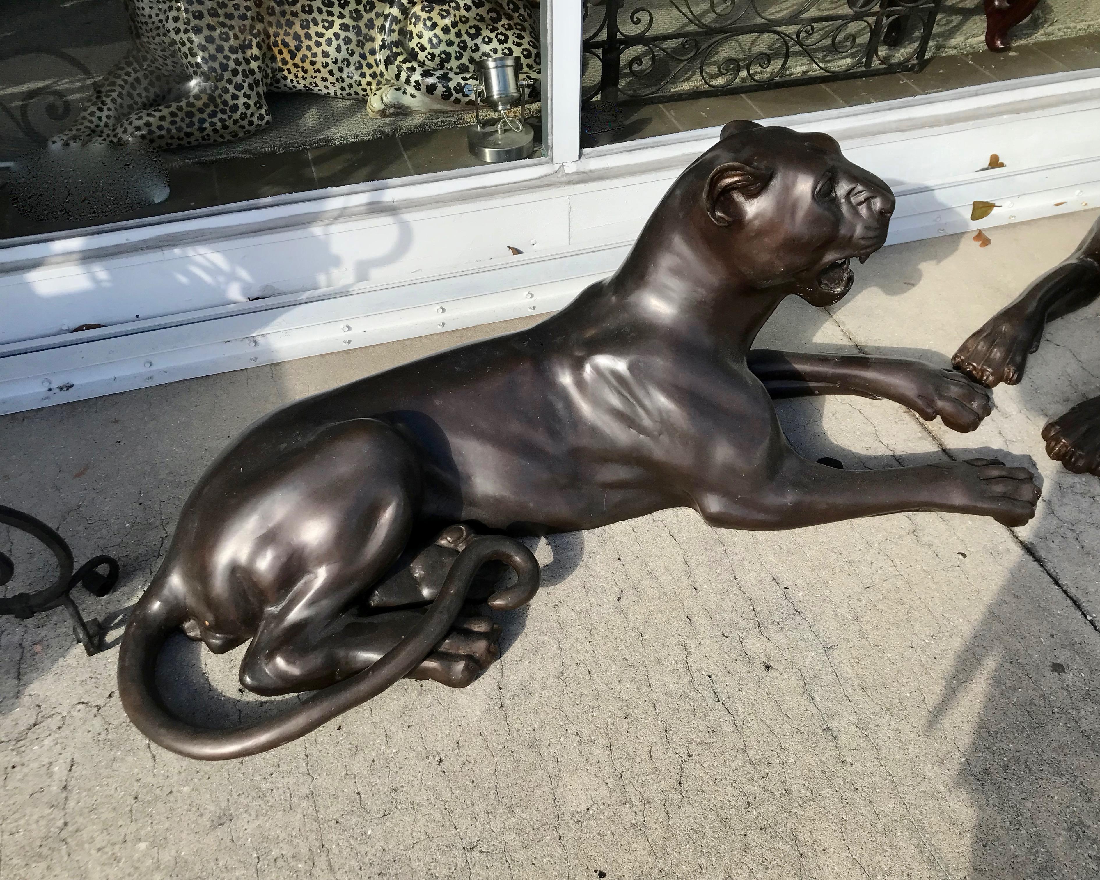 Paar lebensgroße Bronzefiguren von Panthern in Lebensgröße (Asiatisch)