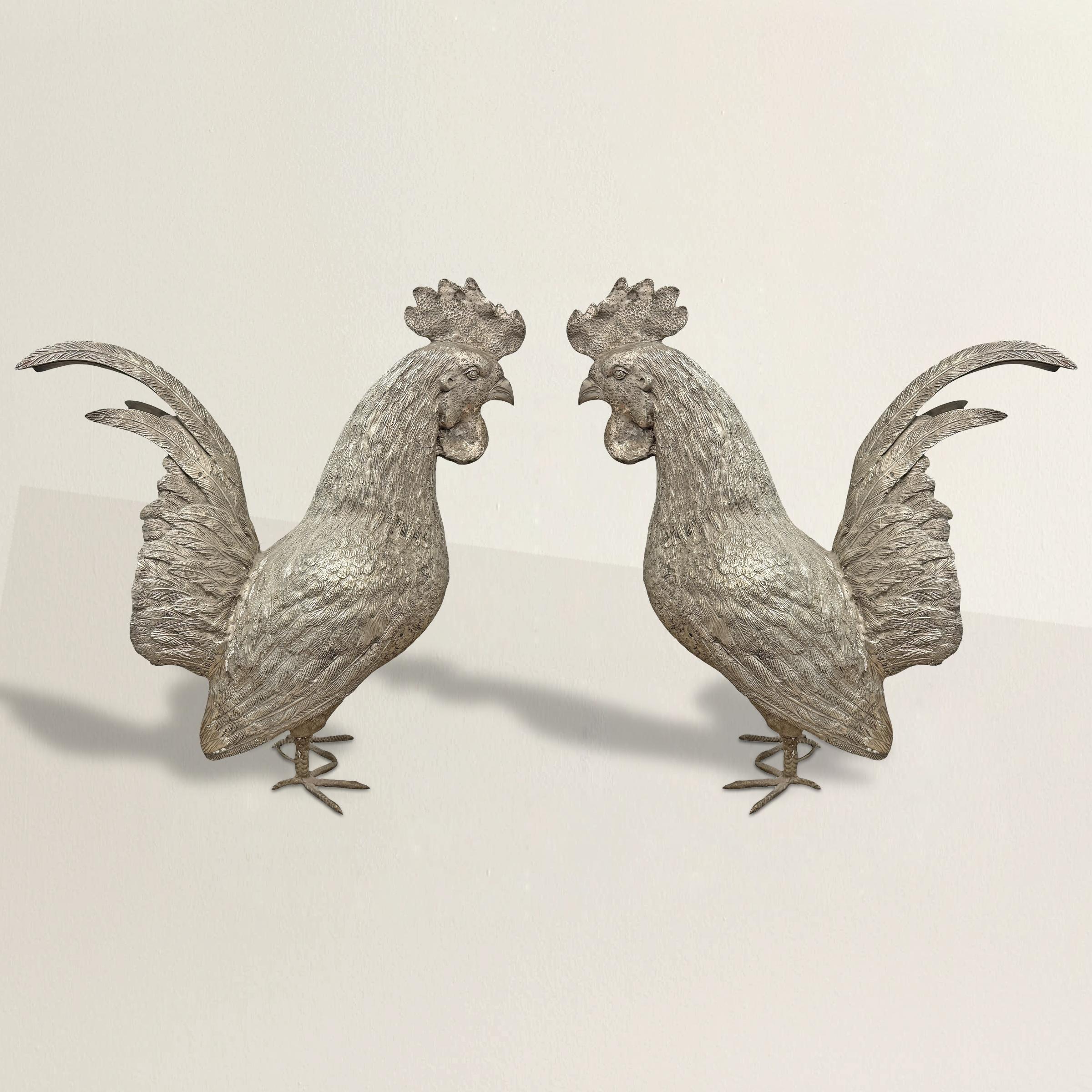 Llamativos tanto por su escala como por sus detalles, este par de gallos de latón fundido a tamaño natural llaman la atención por su presencia audaz y su exquisita artesanía. Cada pájaro está ricamente adornado con plumas incisas, que capturan la